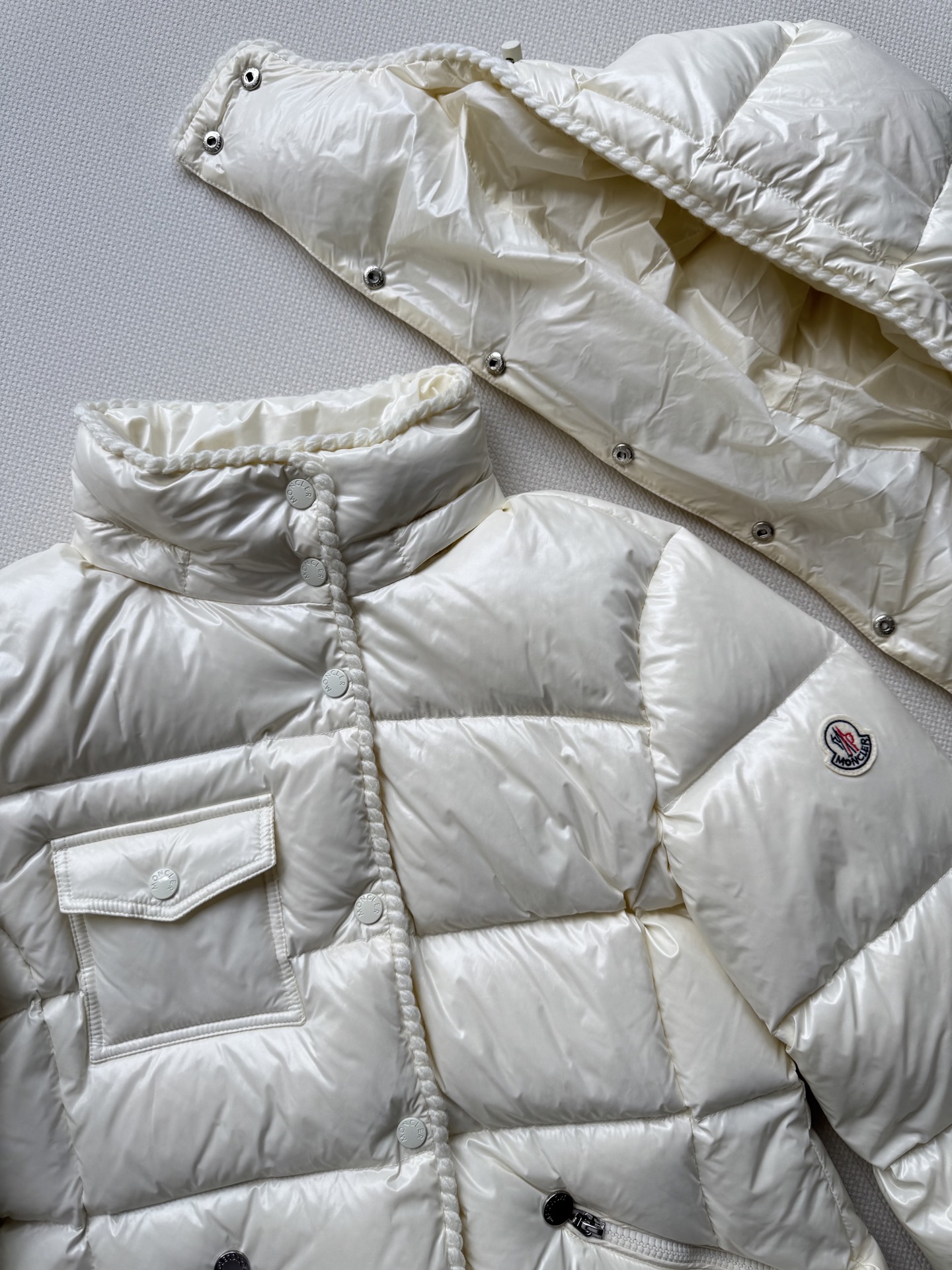 Moncle*🆕新款上新💐💐25秋冬新款，收腰显瘦羽绒服，小蛮腰款～羊毛编织元素，定制YB白鹅绒填充内里