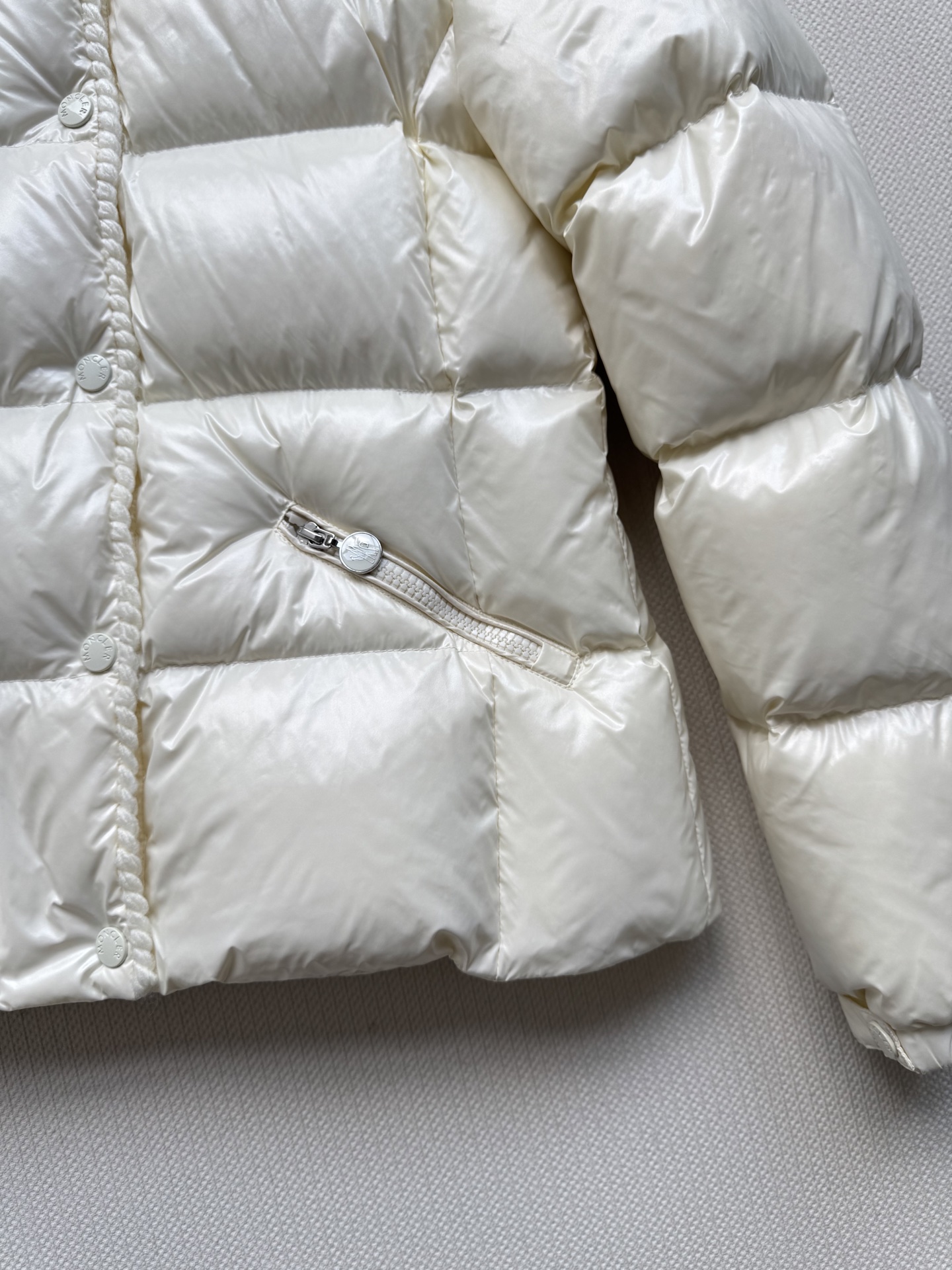 Moncle*🆕新款上新💐💐25秋冬新款，收腰显瘦羽绒服，小蛮腰款～羊毛编织元素，定制YB白鹅绒填充内里