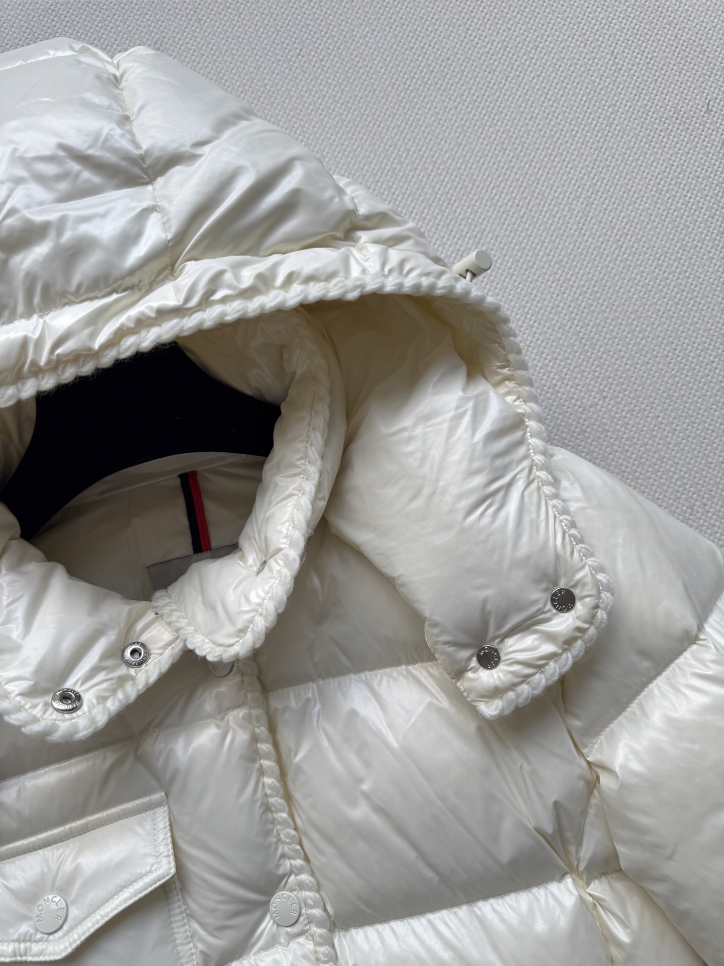 Moncle*🆕新款上新💐💐25秋冬新款，收腰显瘦羽绒服，小蛮腰款～羊毛编织元素，定制YB白鹅绒填充内里