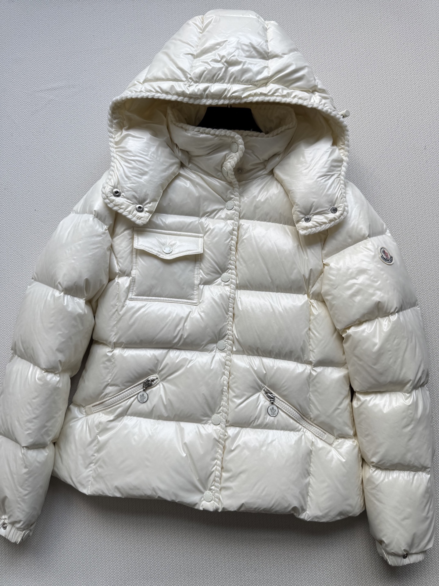 Moncle*🆕新款上新💐💐25秋冬新款，收腰显瘦羽绒服，小蛮腰款～羊毛编织元素，定制YB白鹅绒填充内里