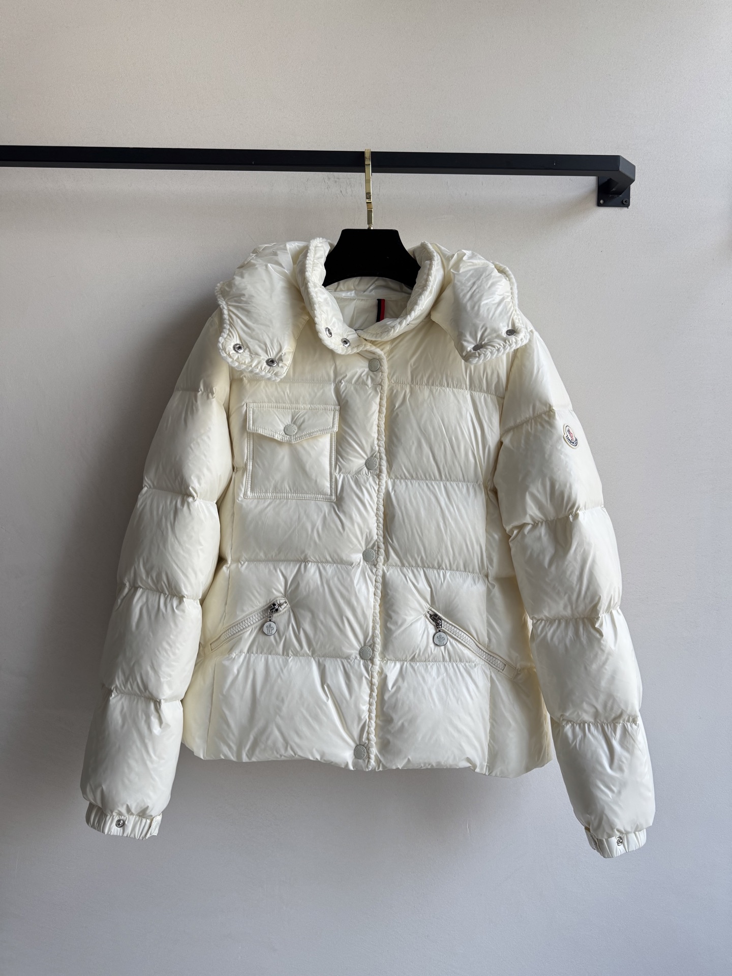 Moncle*🆕新款上新💐💐25秋冬新款，收腰显瘦羽绒服，小蛮腰款～羊毛编织元素，定制YB白鹅绒填充内里