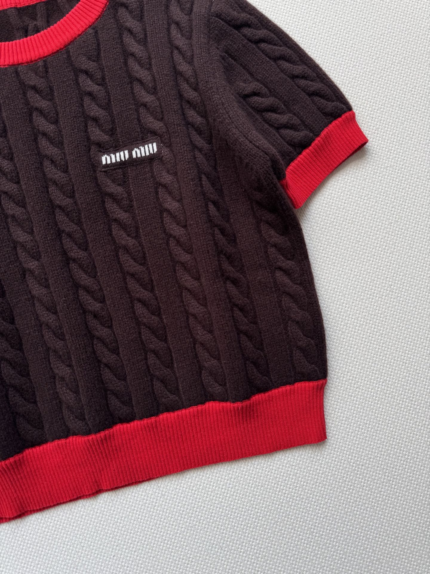 Miumi*🆕系时髦尖子生，红棕撞色穿搭真的好复古上身是一件很显白红棕拼接配色，带有立体感的经典麻花针织