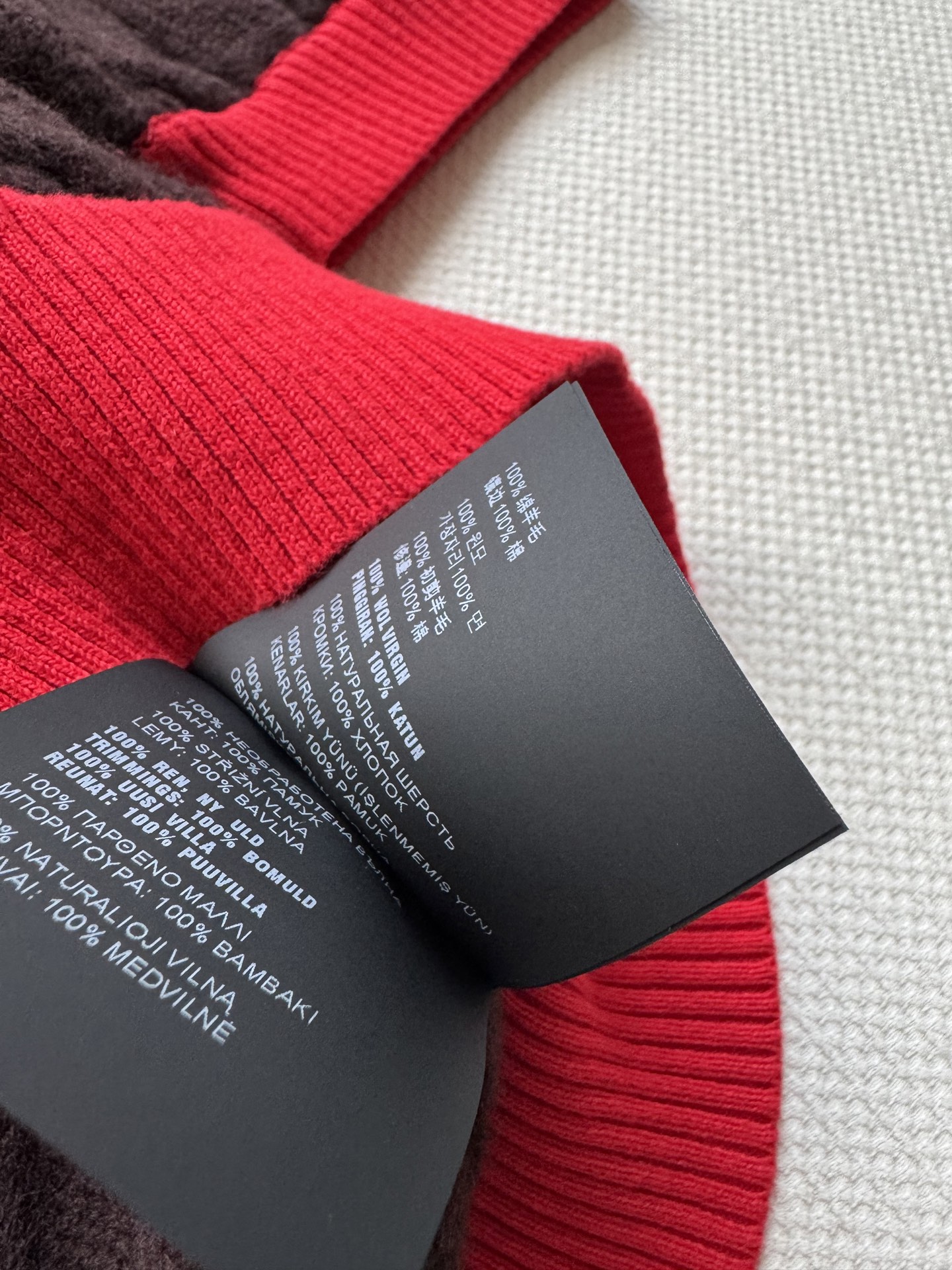 Miumi*🆕系时髦尖子生，红棕撞色穿搭真的好复古上身是一件很显白红棕拼接配色，带有立体感的经典麻花针织