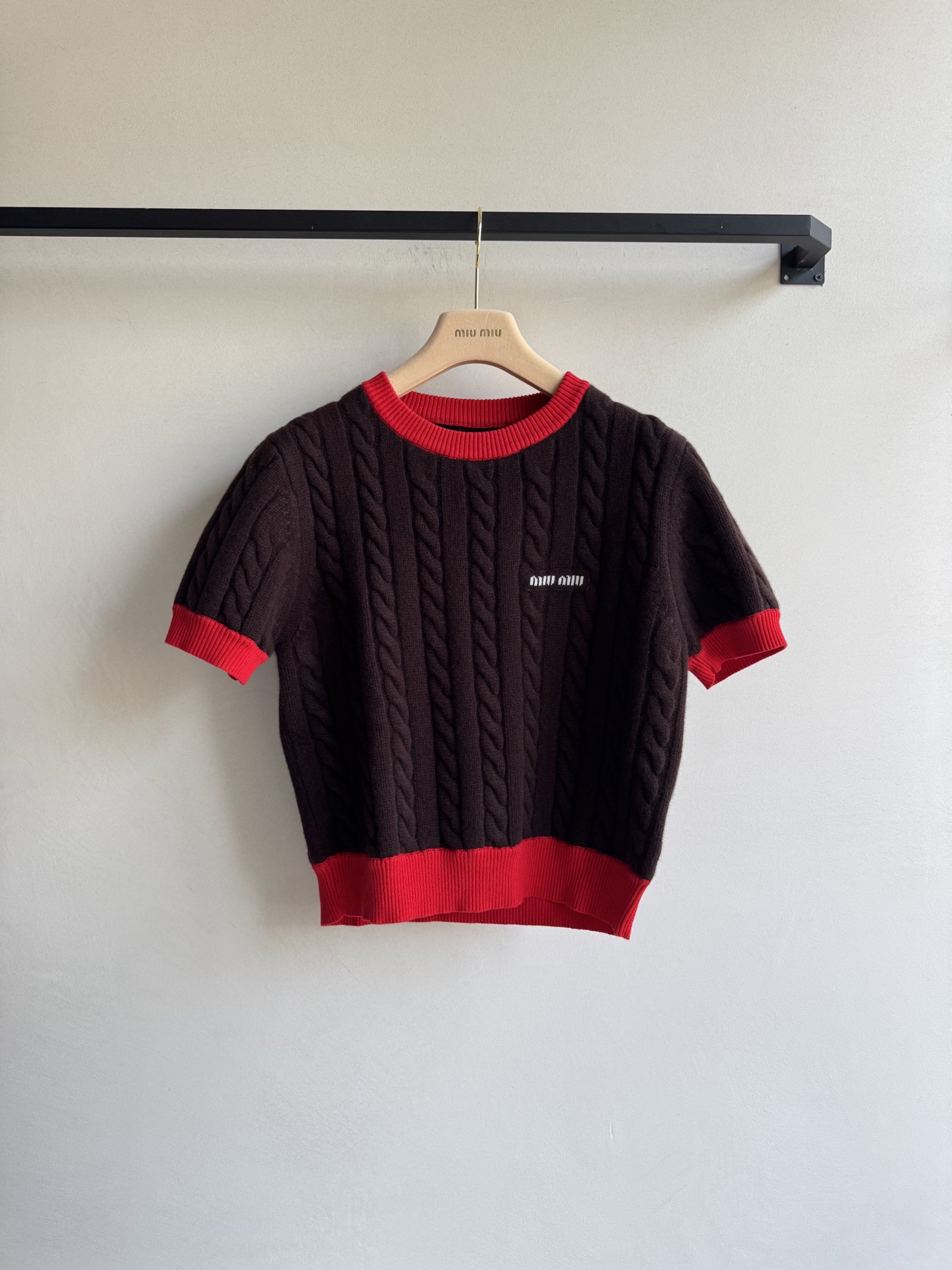 Miumi*🆕系时髦尖子生，红棕撞色穿搭真的好复古上身是一件很显白红棕拼接配色，带有立体感的经典麻花针织