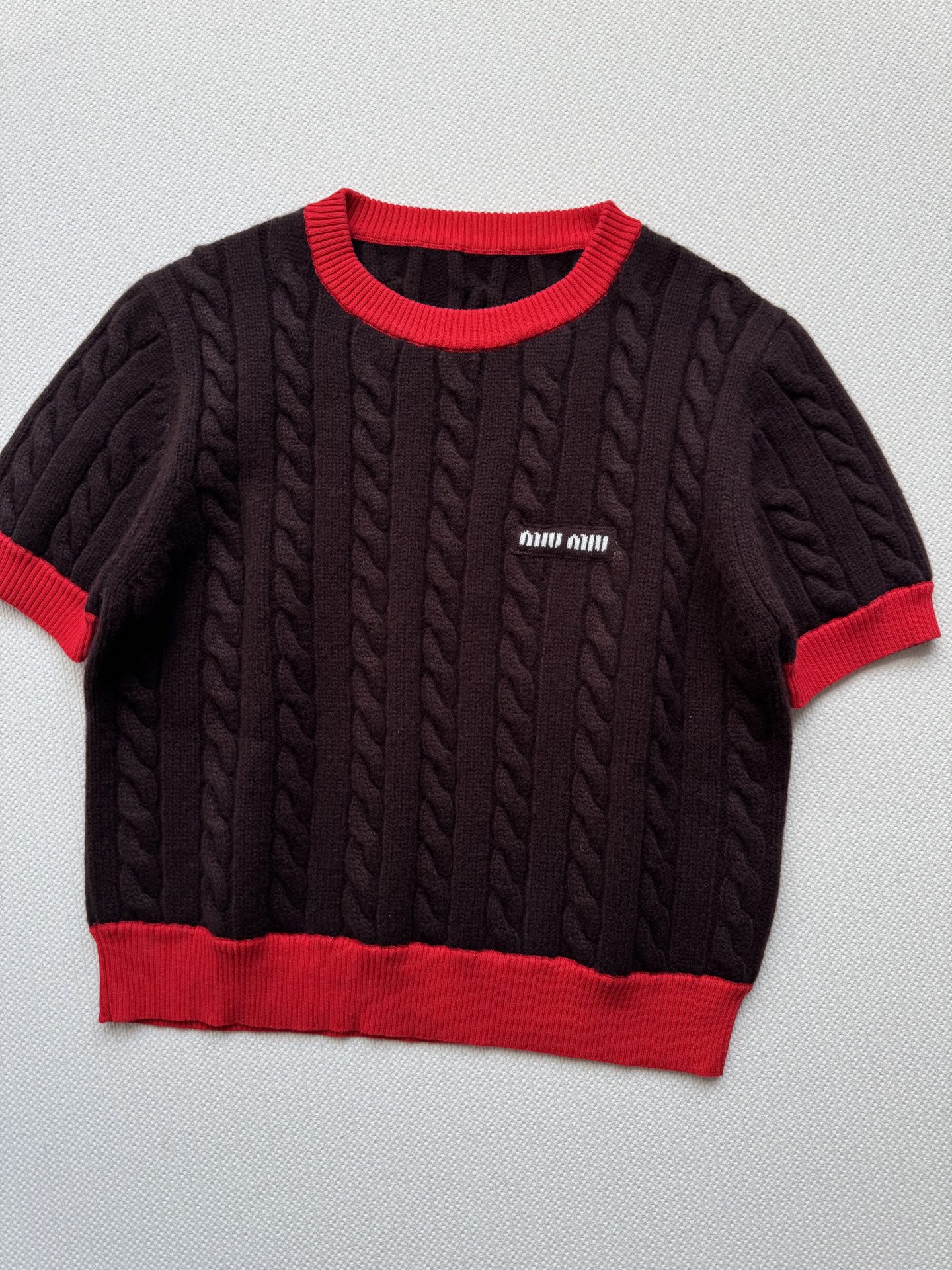 Miumi*🆕系时髦尖子生，红棕撞色穿搭真的好复古上身是一件很显白红棕拼接配色，带有立体感的经典麻花针织