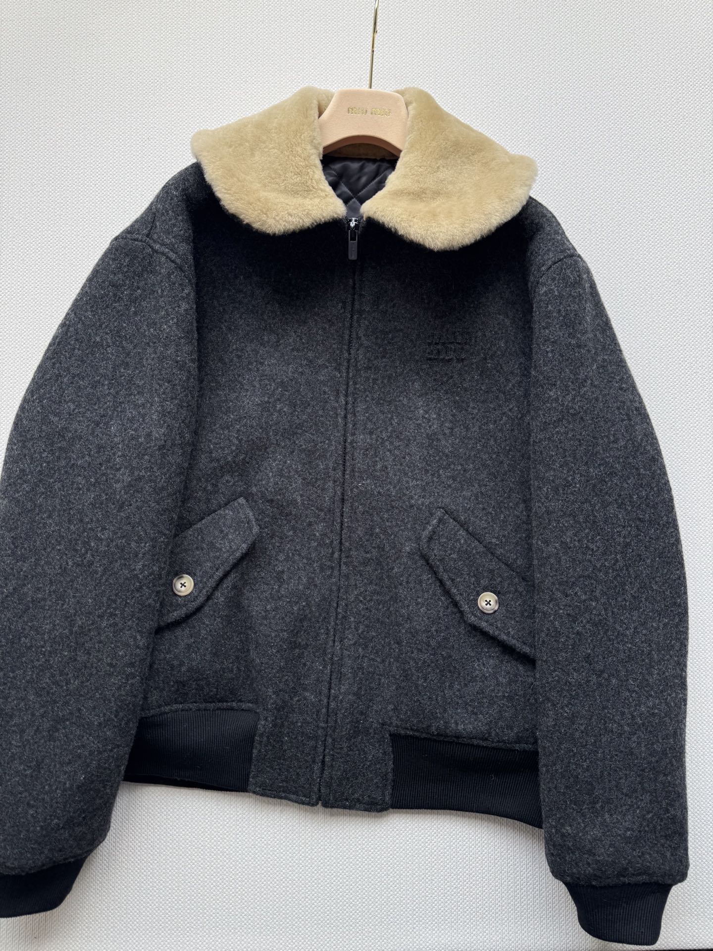 Miu Mi*🆕25fw秋冬新款 绵羊毛翻领棉服外套 原版开发 高版本出品 这款外套真的是非常的好看，领