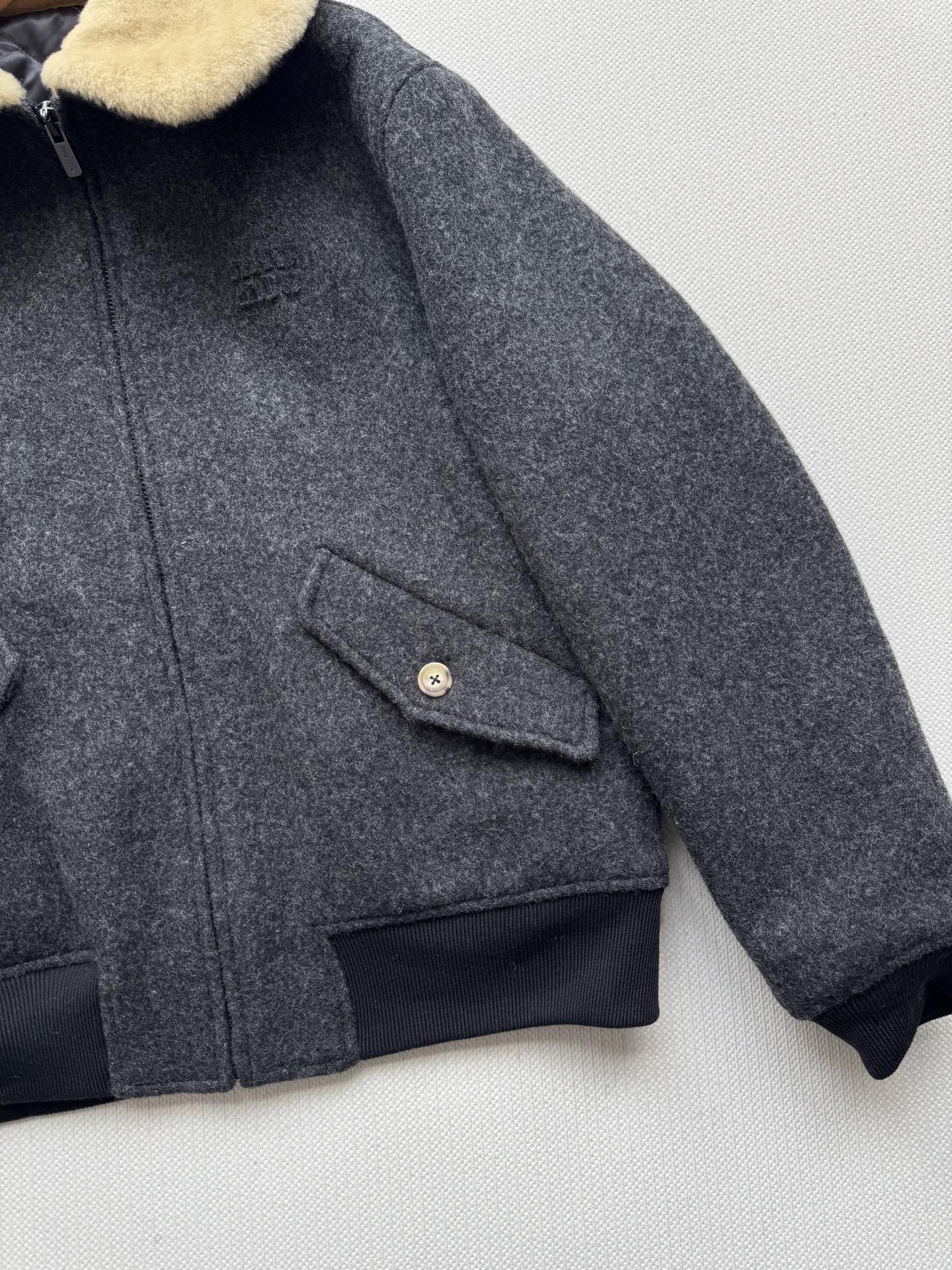 Miu Mi*🆕25fw秋冬新款 绵羊毛翻领棉服外套 原版开发 高版本出品 这款外套真的是非常的好看，领