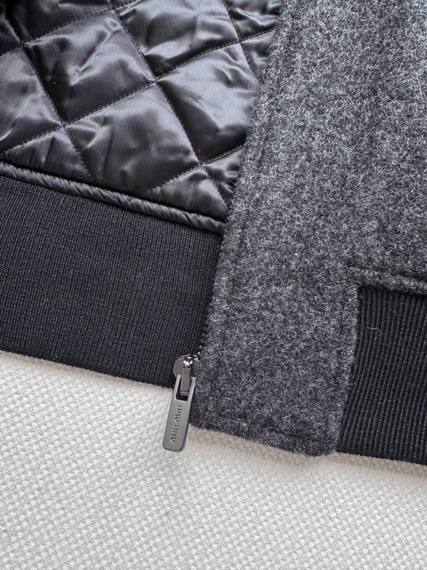 Miu Mi*🆕25fw秋冬新款 绵羊毛翻领棉服外套 原版开发 高版本出品 这款外套真的是非常的好看，领