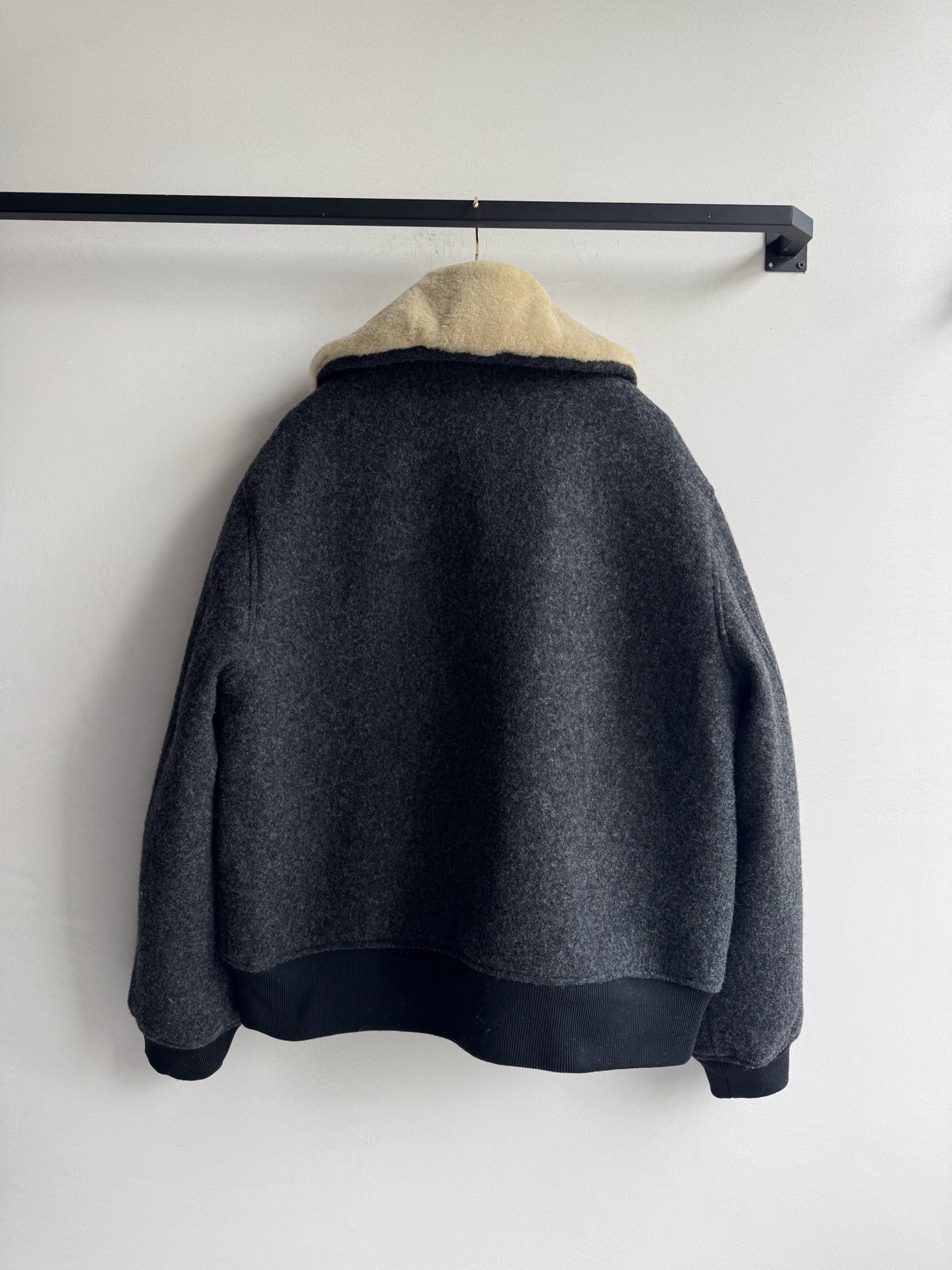 Miu Mi*🆕25fw秋冬新款 绵羊毛翻领棉服外套 原版开发 高版本出品 这款外套真的是非常的好看，领