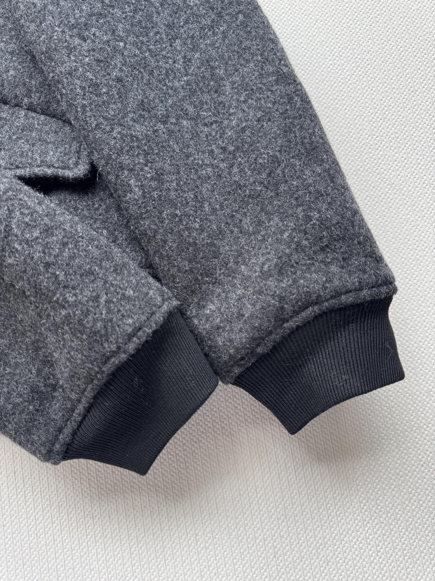 Miu Mi*🆕25fw秋冬新款 绵羊毛翻领棉服外套 原版开发 高版本出品 这款外套真的是非常的好看，领