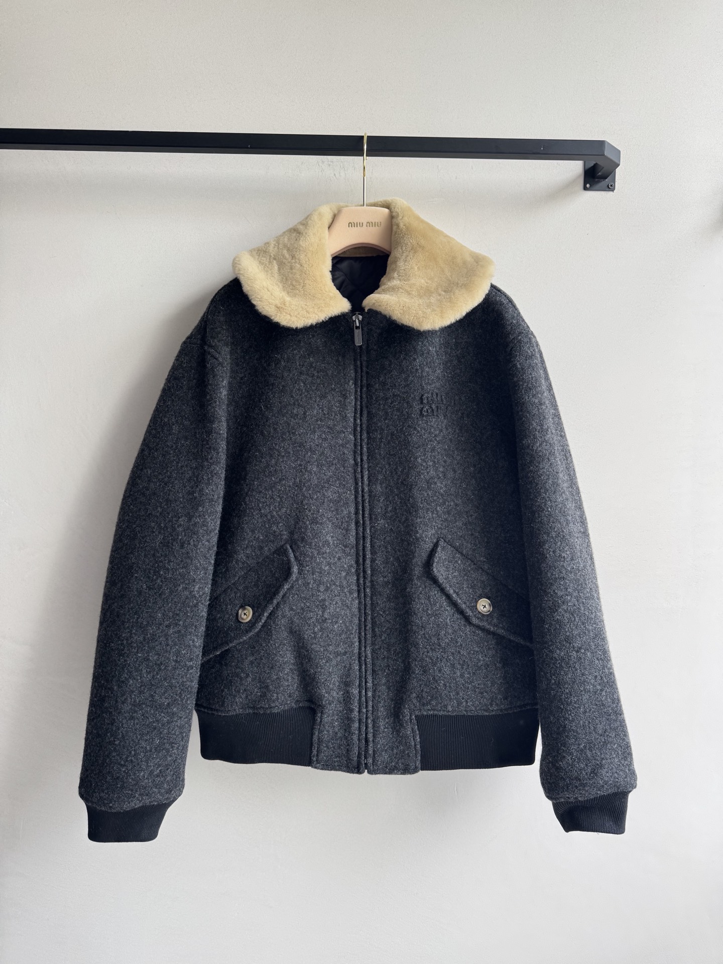 Miu Mi*🆕25fw秋冬新款 绵羊毛翻领棉服外套 原版开发 高版本出品 这款外套真的是非常的好看，领
