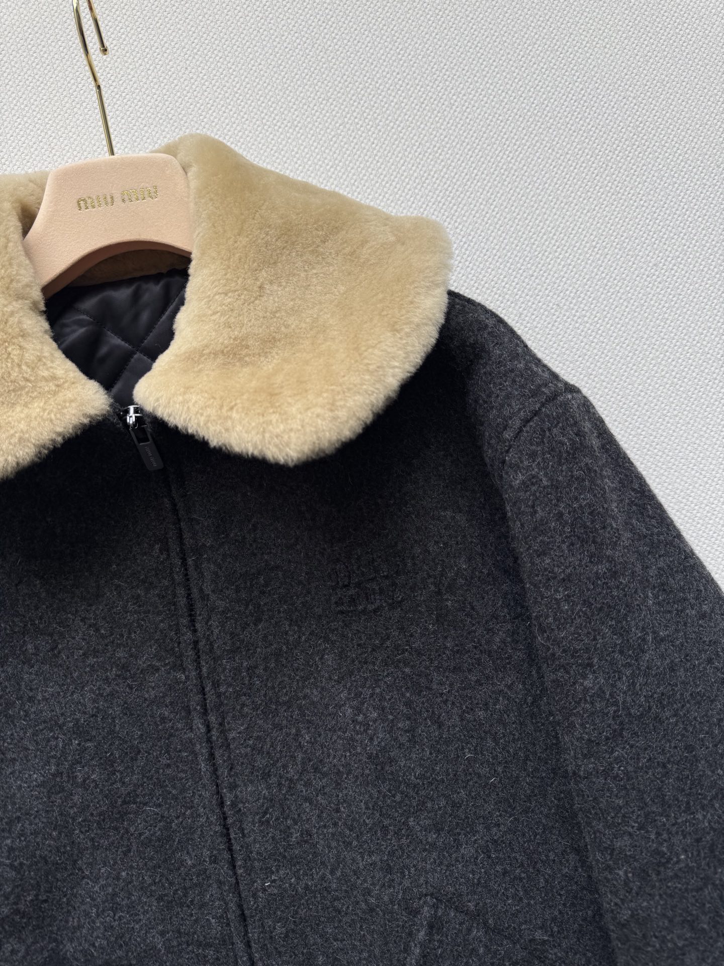 Miu Mi*🆕25fw秋冬新款 绵羊毛翻领棉服外套 原版开发 高版本出品 这款外套真的是非常的好看，领