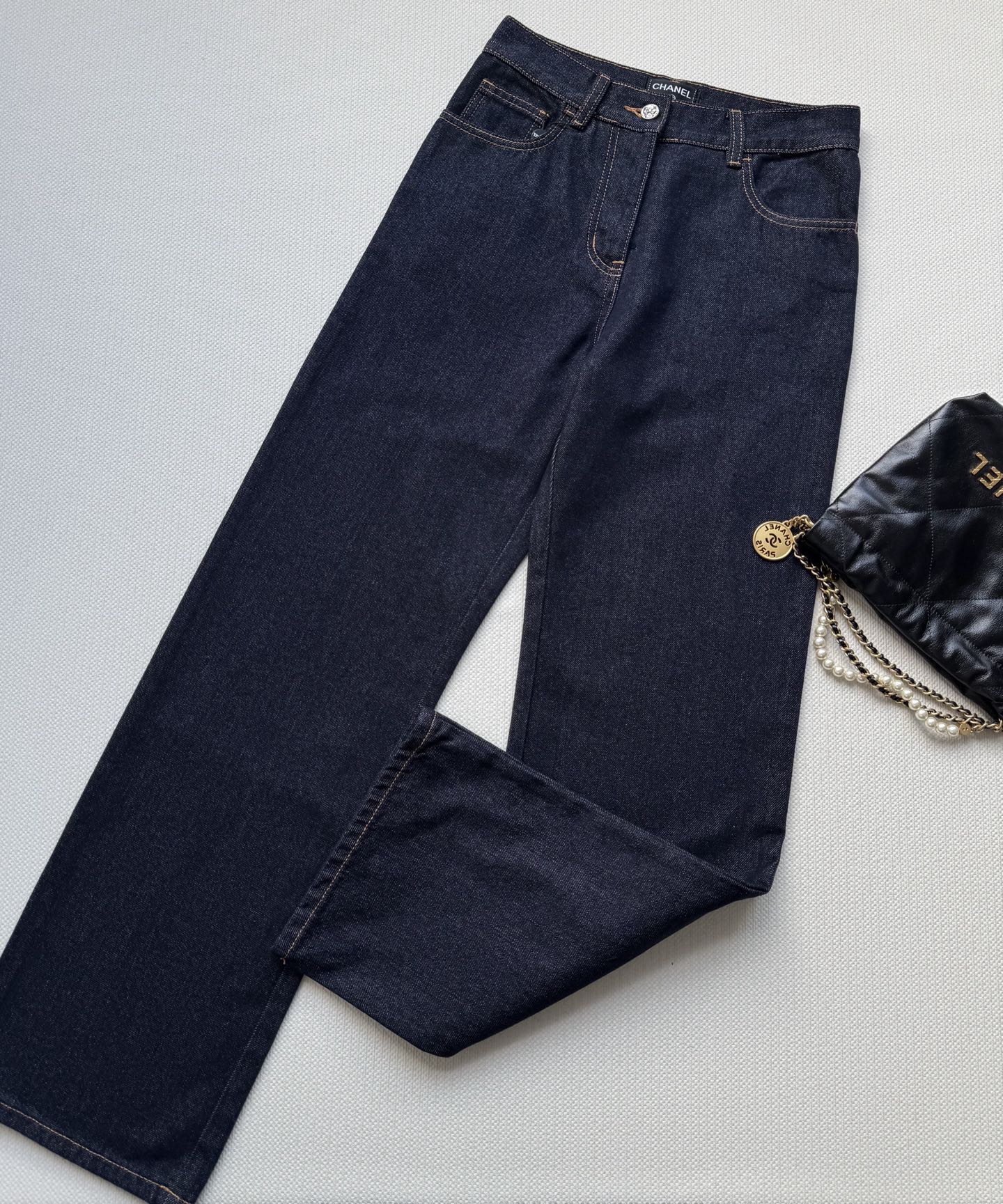 Chane*🆕新款直筒牛仔裤👖，后口袋刺绣蝴蝶结🎀ＳＭＬ.