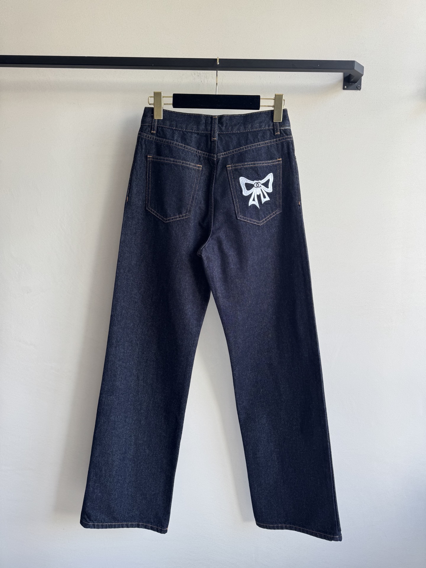 Chane*🆕新款直筒牛仔裤👖，后口袋刺绣蝴蝶结🎀ＳＭＬ.