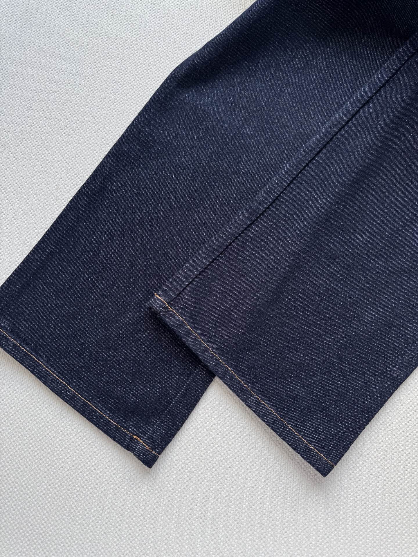 Chane*🆕新款直筒牛仔裤👖，后口袋刺绣蝴蝶结🎀ＳＭＬ.