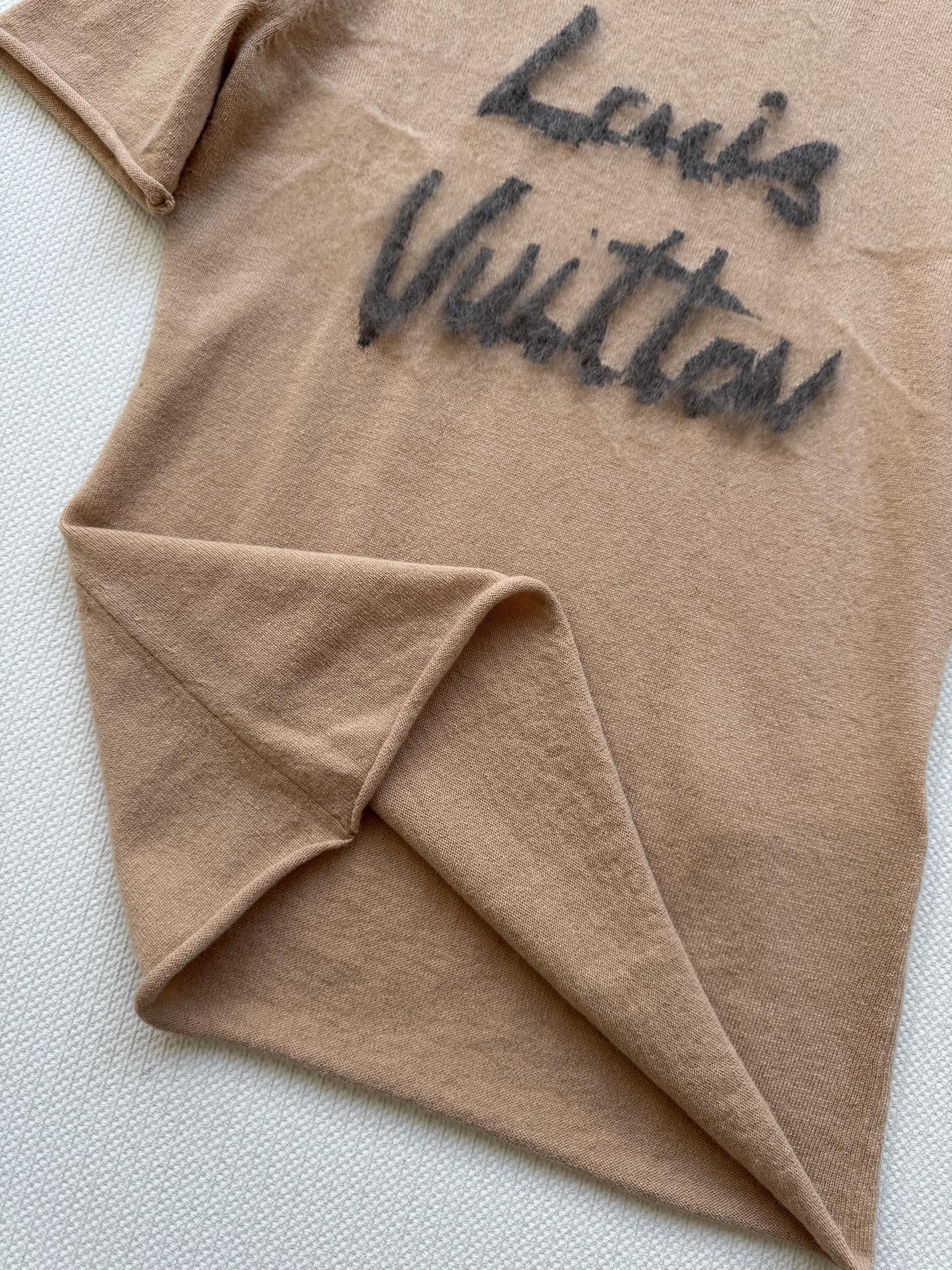 LouisVuitto*🆕驼色字母短袖针织衫 这款驼色字母短袖针织衫，柔软材质超舒适，圆领设计简约大方，