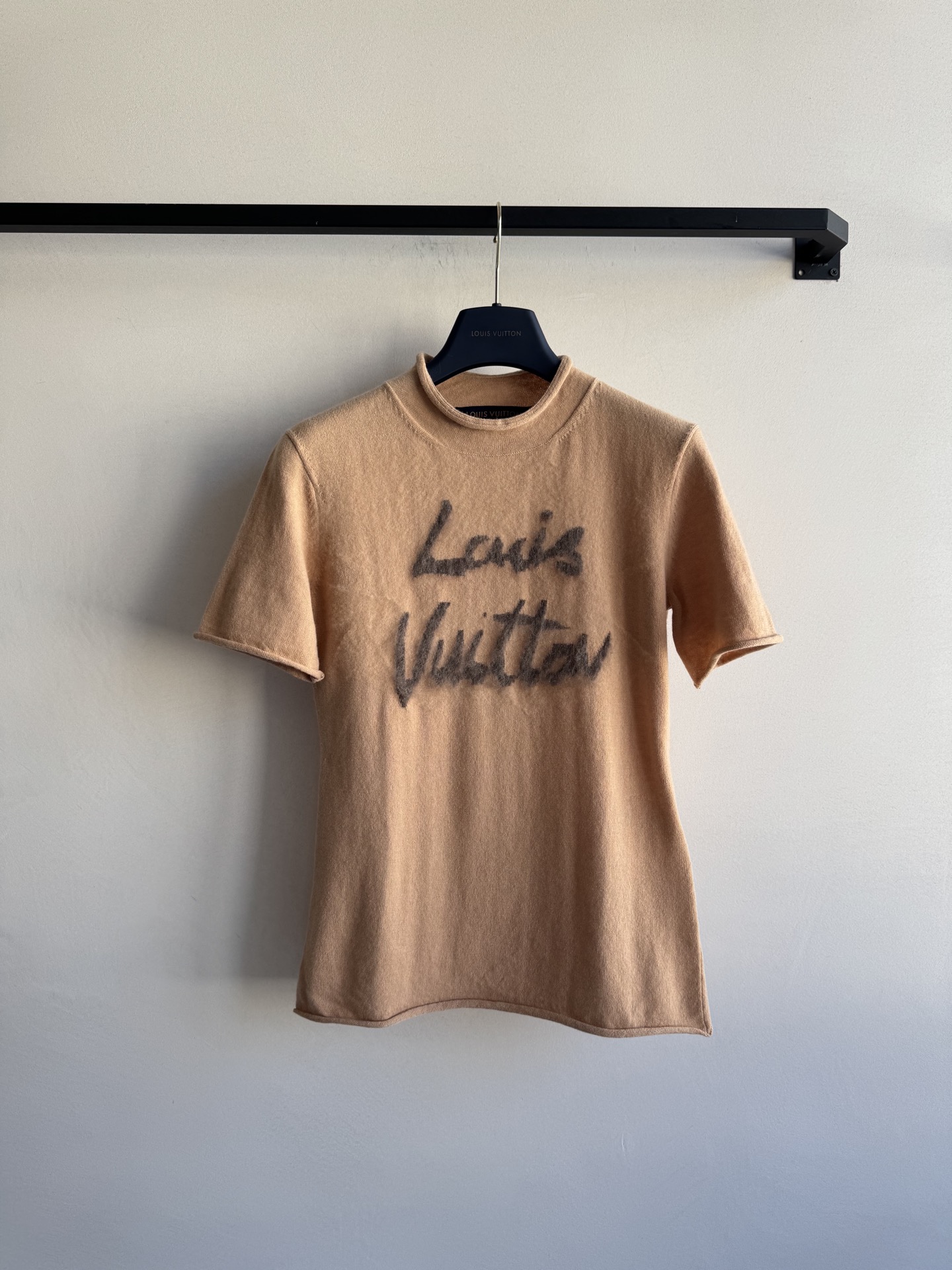 LouisVuitto*🆕驼色字母短袖针织衫 这款驼色字母短袖针织衫，柔软材质超舒适，圆领设计简约大方，