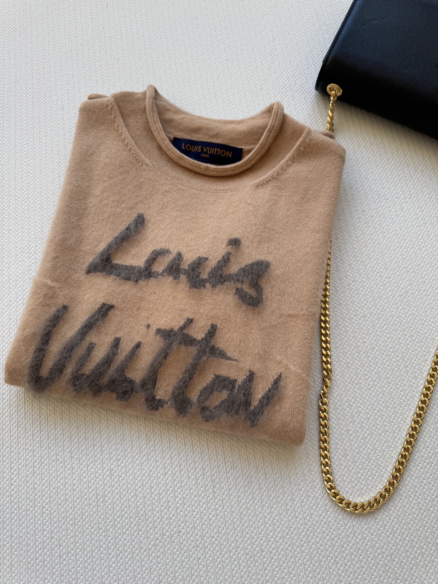 LouisVuitto*🆕驼色字母短袖针织衫 这款驼色字母短袖针织衫，柔软材质超舒适，圆领设计简约大方，