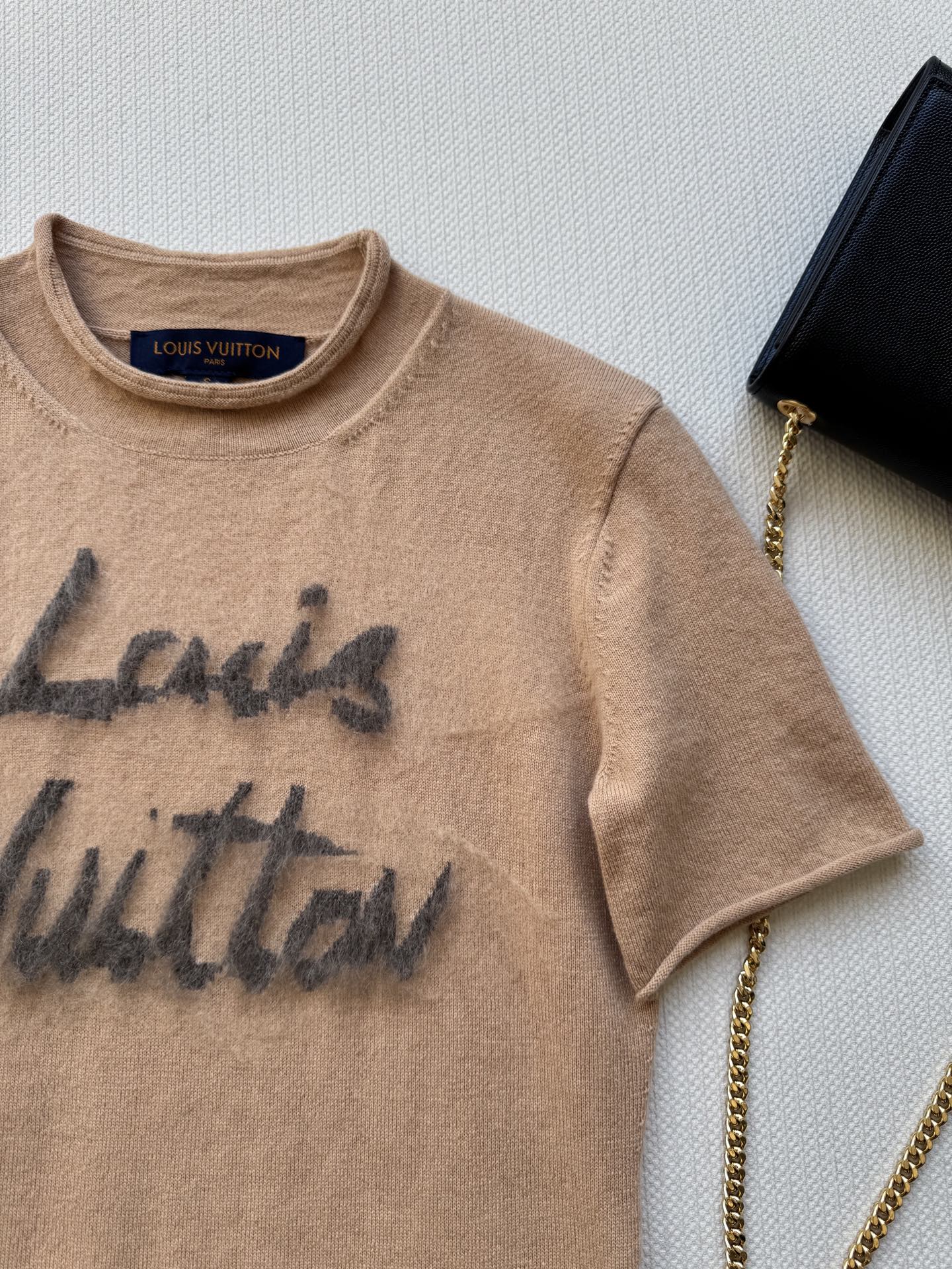 LouisVuitto*🆕驼色字母短袖针织衫 这款驼色字母短袖针织衫，柔软材质超舒适，圆领设计简约大方，