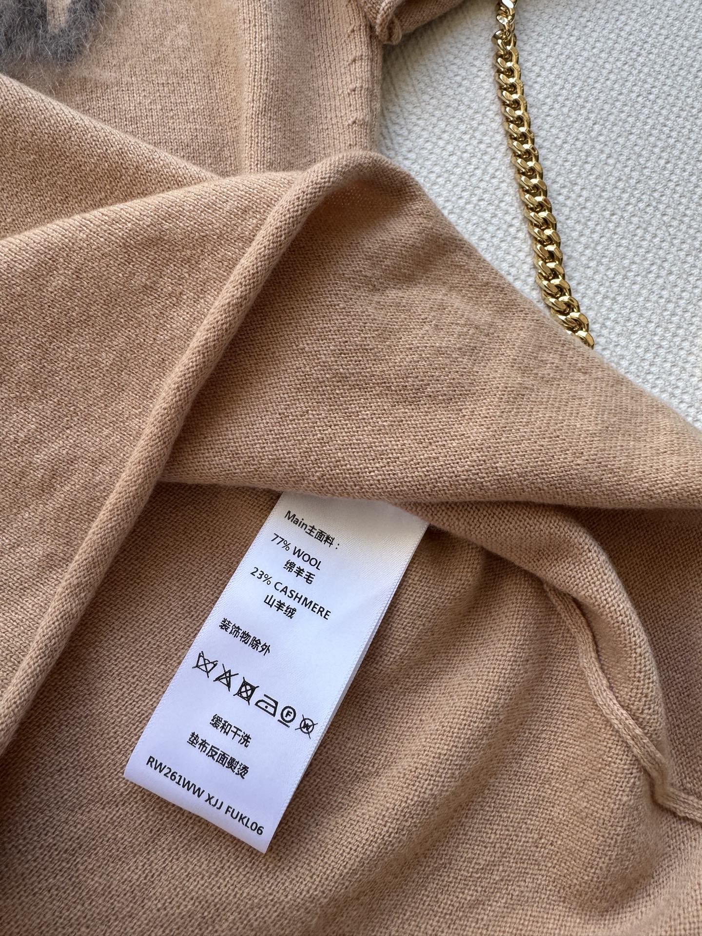 LouisVuitto*🆕驼色字母短袖针织衫 这款驼色字母短袖针织衫，柔软材质超舒适，圆领设计简约大方，