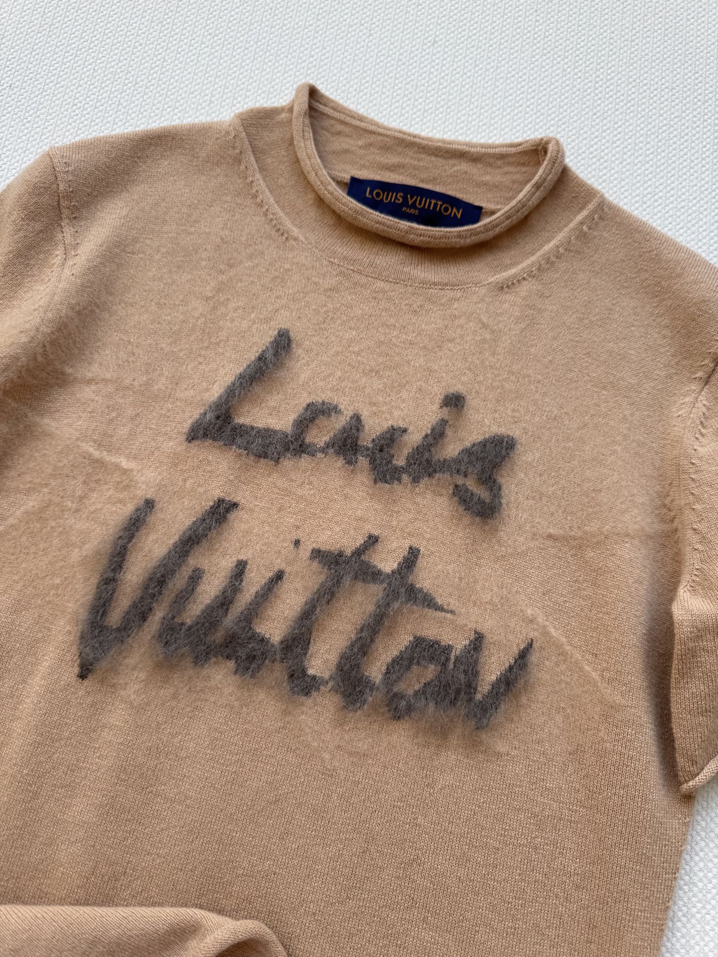 LouisVuitto*🆕驼色字母短袖针织衫 这款驼色字母短袖针织衫，柔软材质超舒适，圆领设计简约大方，