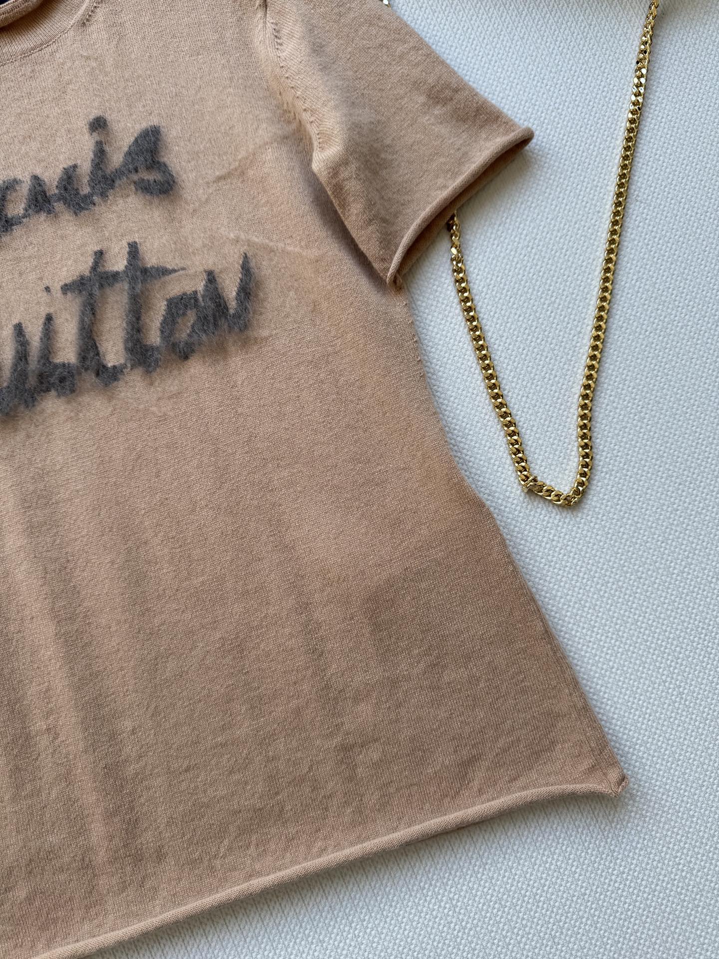 LouisVuitto*🆕驼色字母短袖针织衫 这款驼色字母短袖针织衫，柔软材质超舒适，圆领设计简约大方，