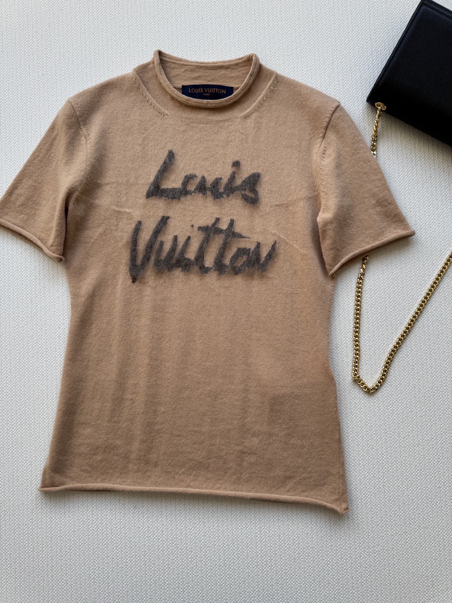 LouisVuitto*🆕驼色字母短袖针织衫 这款驼色字母短袖针织衫，柔软材质超舒适，圆领设计简约大方，