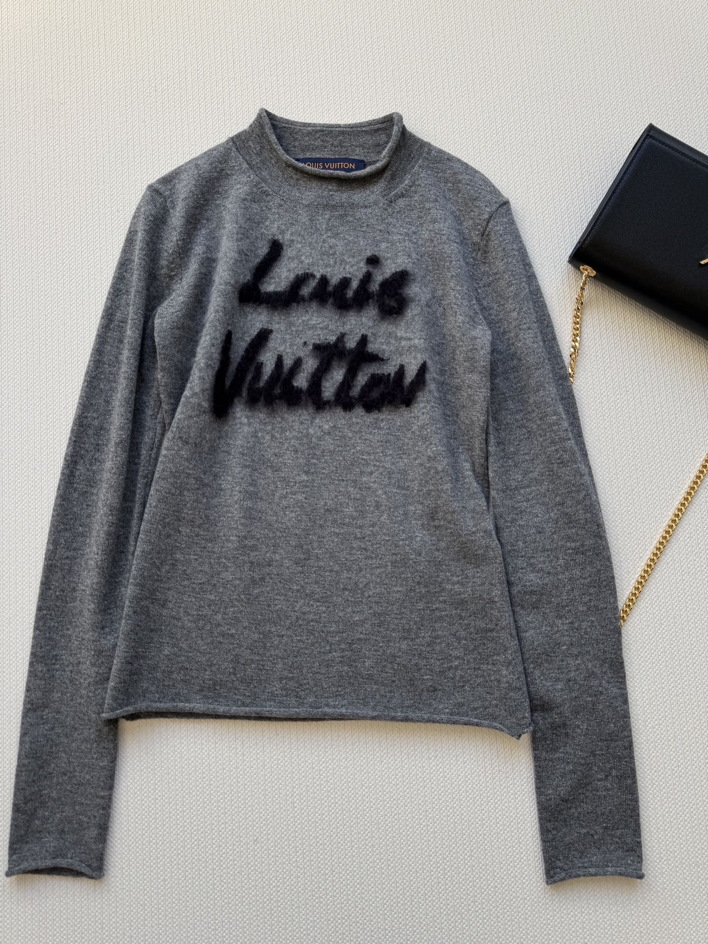 LouisVuitto*🆕灰色字母长袖针织衫 这款灰色字母针织衫，柔软材质超舒适，圆领设计简约大方，胸前