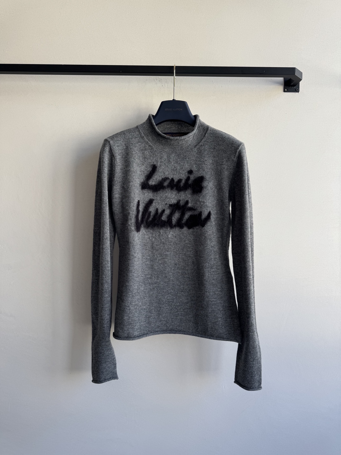 LouisVuitto*🆕灰色字母长袖针织衫 这款灰色字母针织衫，柔软材质超舒适，圆领设计简约大方，胸前