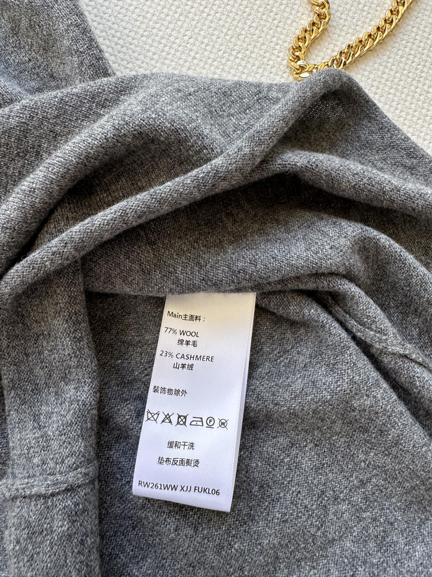 LouisVuitto*🆕灰色字母长袖针织衫 这款灰色字母针织衫，柔软材质超舒适，圆领设计简约大方，胸前