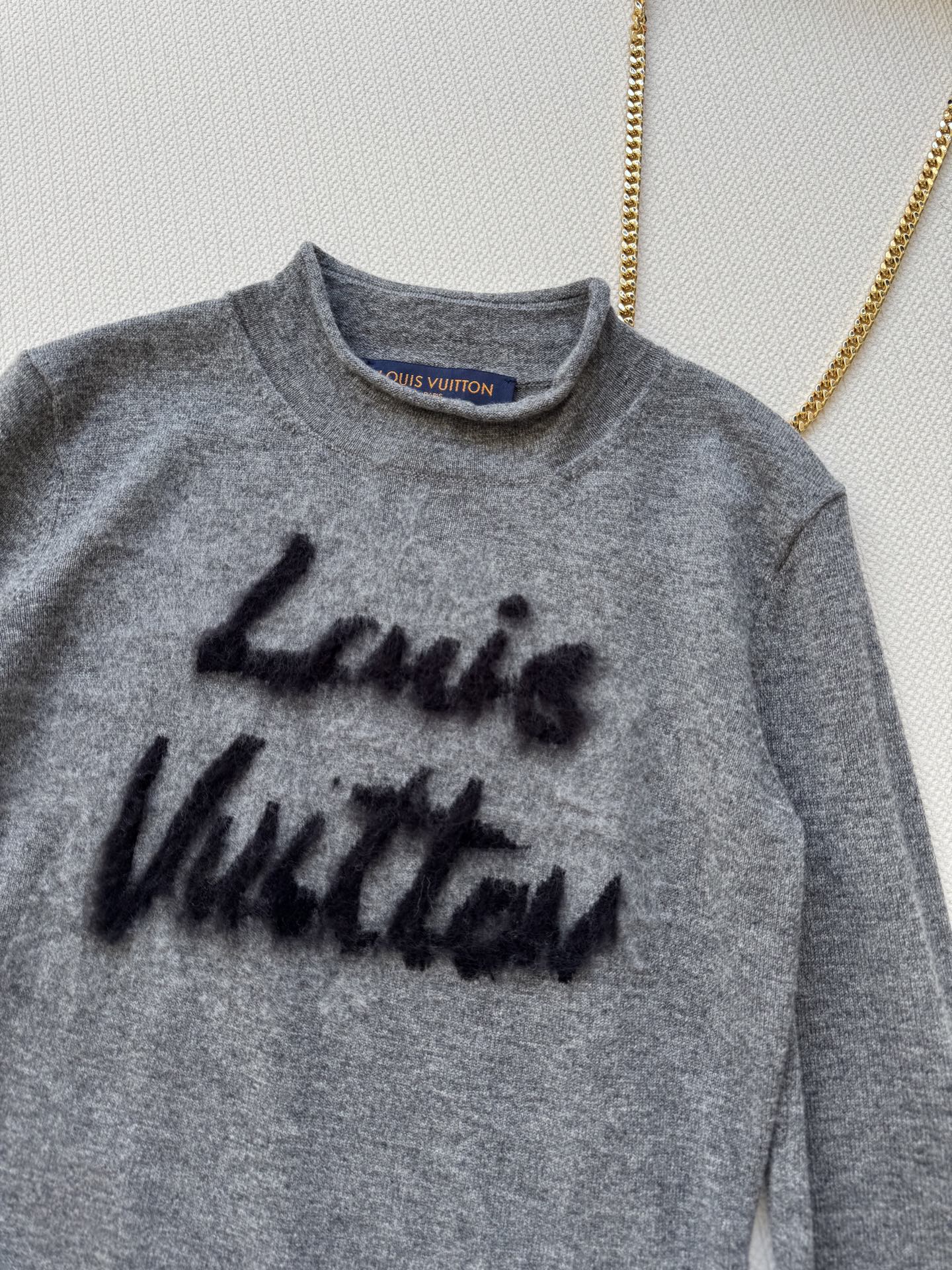 LouisVuitto*🆕灰色字母长袖针织衫 这款灰色字母针织衫，柔软材质超舒适，圆领设计简约大方，胸前