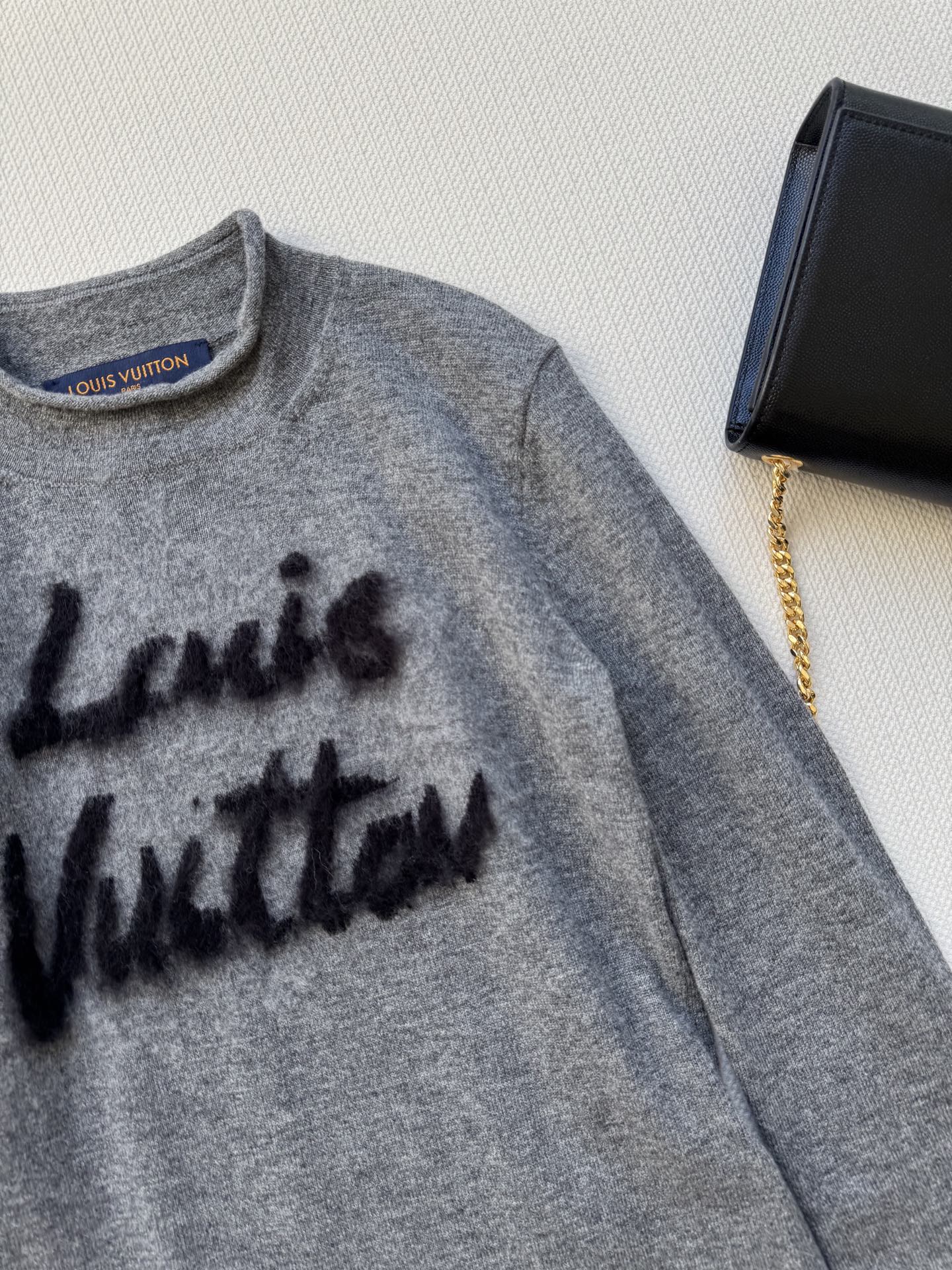 LouisVuitto*🆕灰色字母长袖针织衫 这款灰色字母针织衫，柔软材质超舒适，圆领设计简约大方，胸前