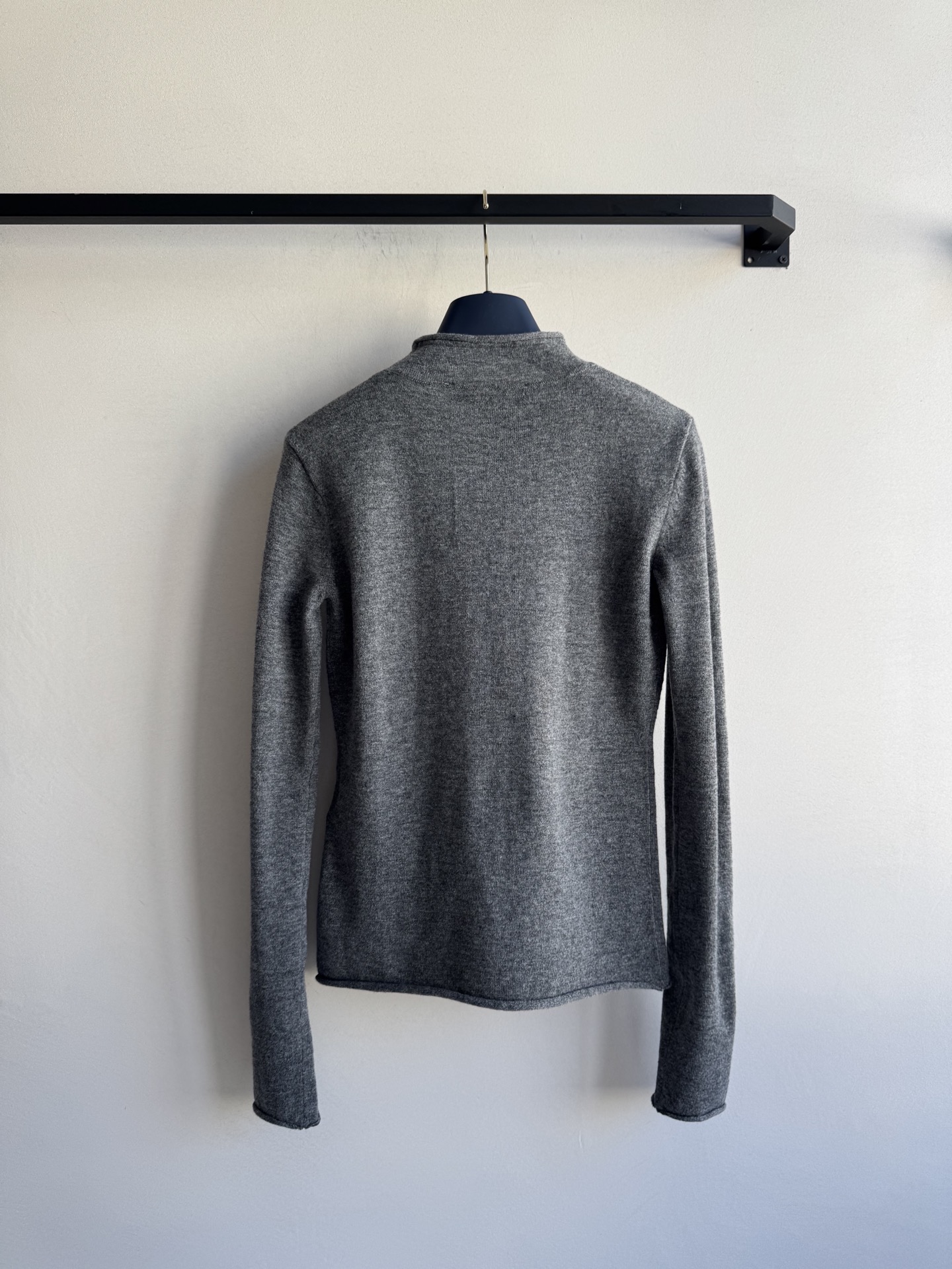 LouisVuitto*🆕灰色字母长袖针织衫 这款灰色字母针织衫，柔软材质超舒适，圆领设计简约大方，胸前