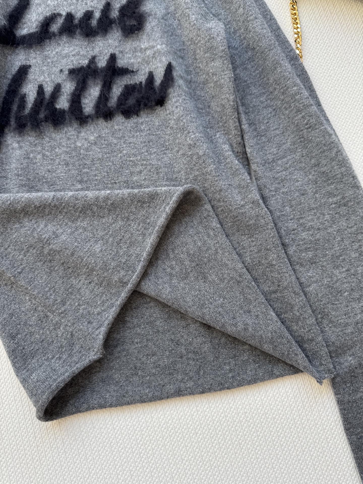 LouisVuitto*🆕灰色字母长袖针织衫 这款灰色字母针织衫，柔软材质超舒适，圆领设计简约大方，胸前