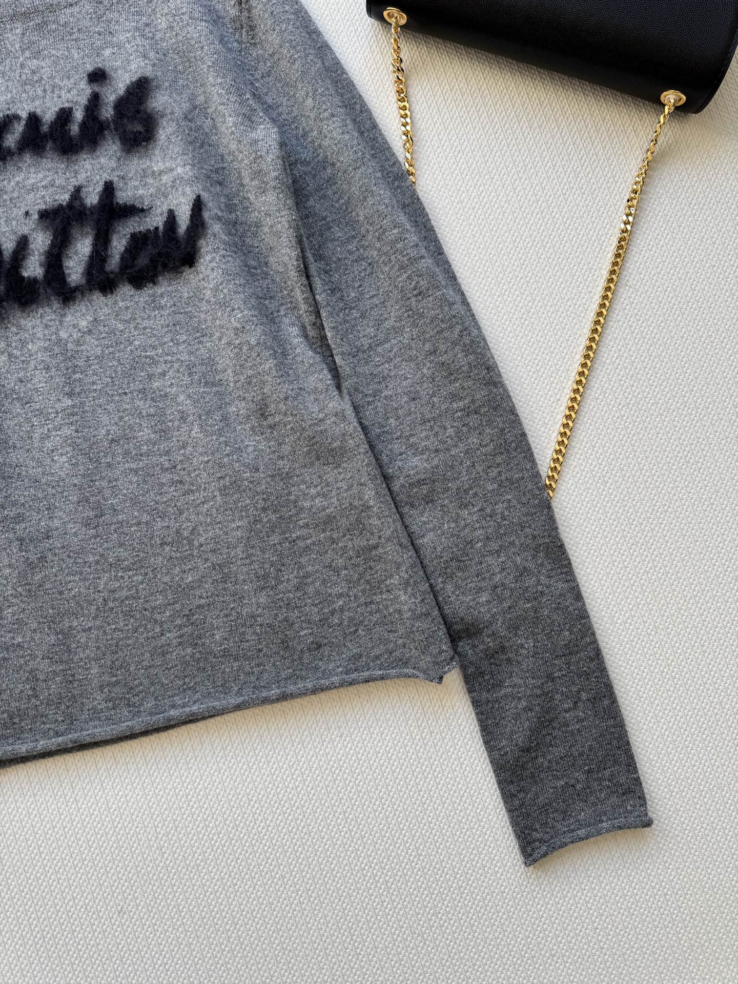 LouisVuitto*🆕灰色字母长袖针织衫 这款灰色字母针织衫，柔软材质超舒适，圆领设计简约大方，胸前