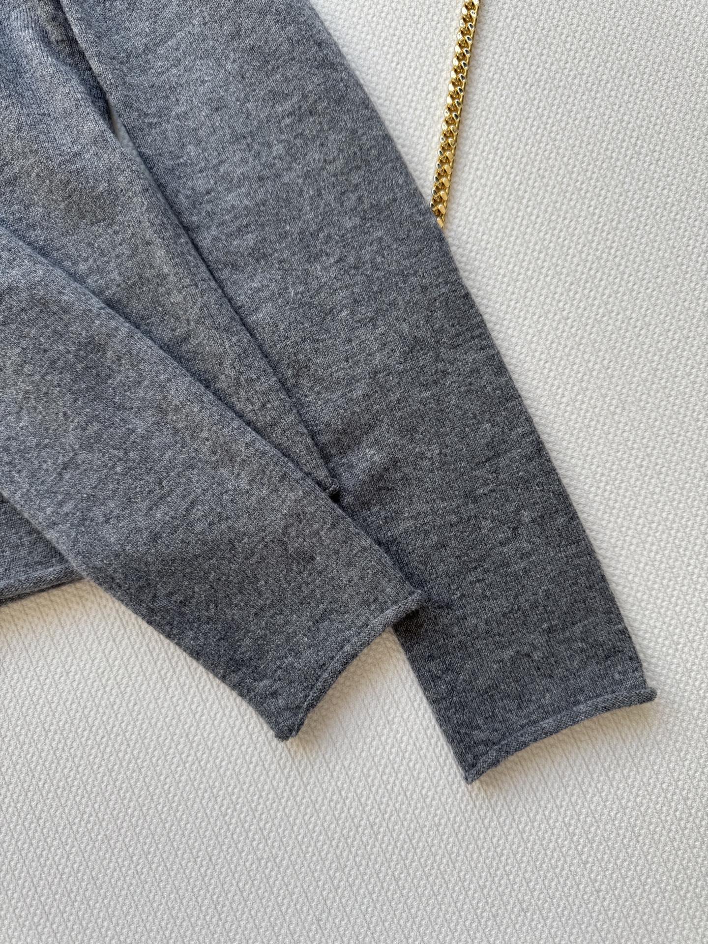 LouisVuitto*🆕灰色字母长袖针织衫 这款灰色字母针织衫，柔软材质超舒适，圆领设计简约大方，胸前