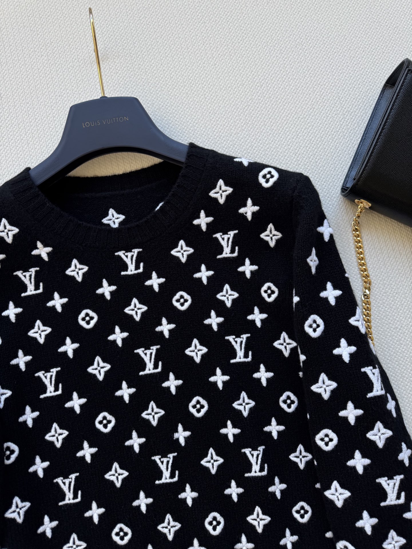 Louis vuitto* 🆕25Fw早秋新款 3D浮雕老花logo刺绣羊绒毛衣 高版出品！定纺重磅山羊