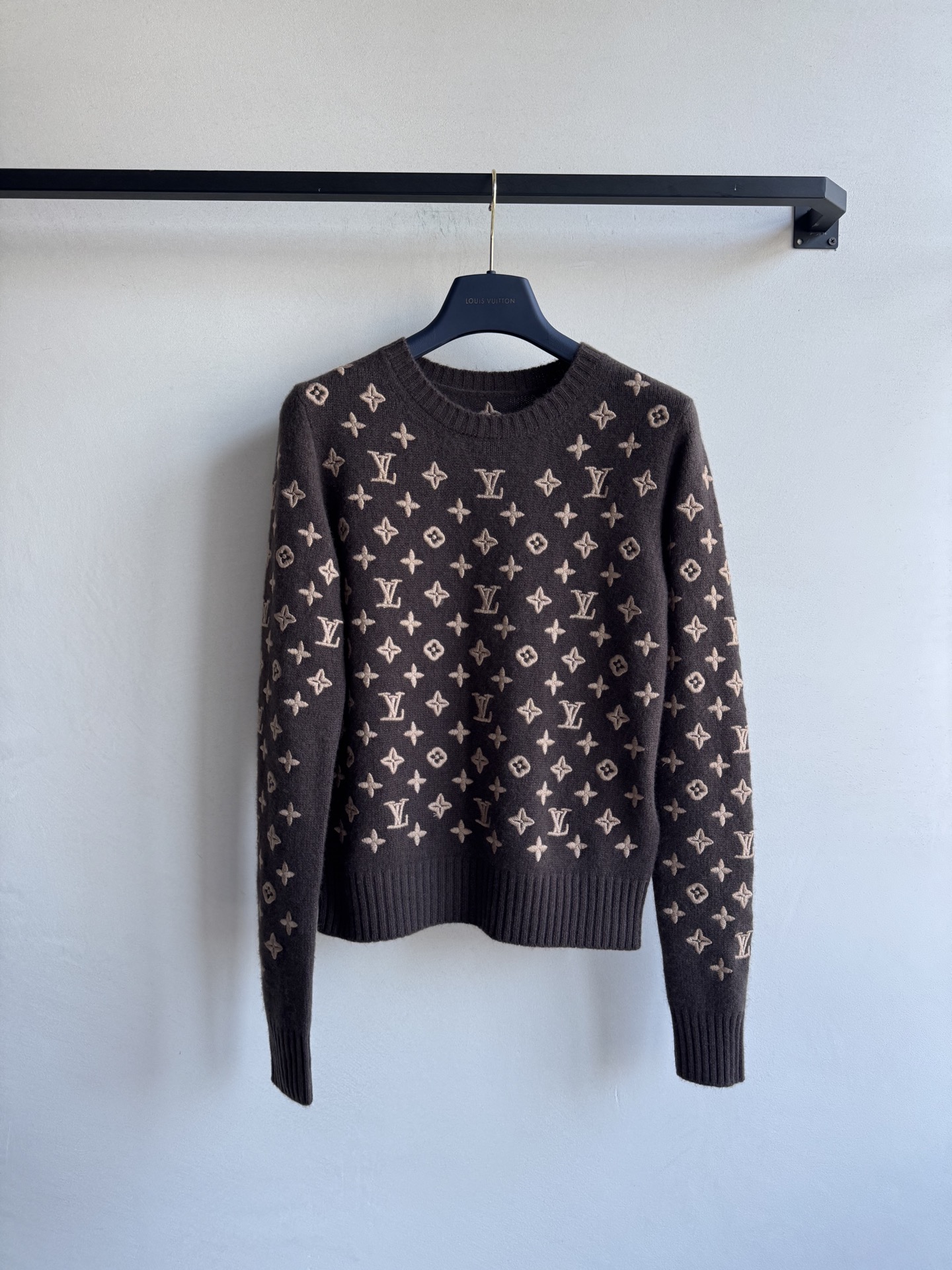 Louis vuitto* 🆕25Fw早秋新款 3D浮雕老花logo刺绣羊绒毛衣 高版出品！定纺重磅山羊