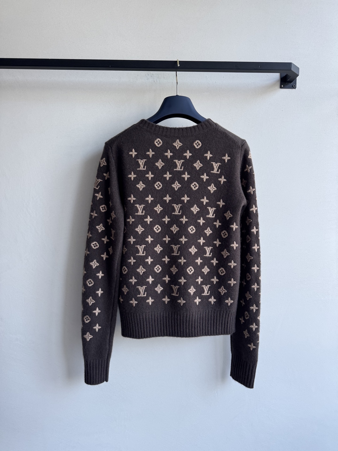 Louis vuitto* 🆕25Fw早秋新款 3D浮雕老花logo刺绣羊绒毛衣 高版出品！定纺重磅山羊