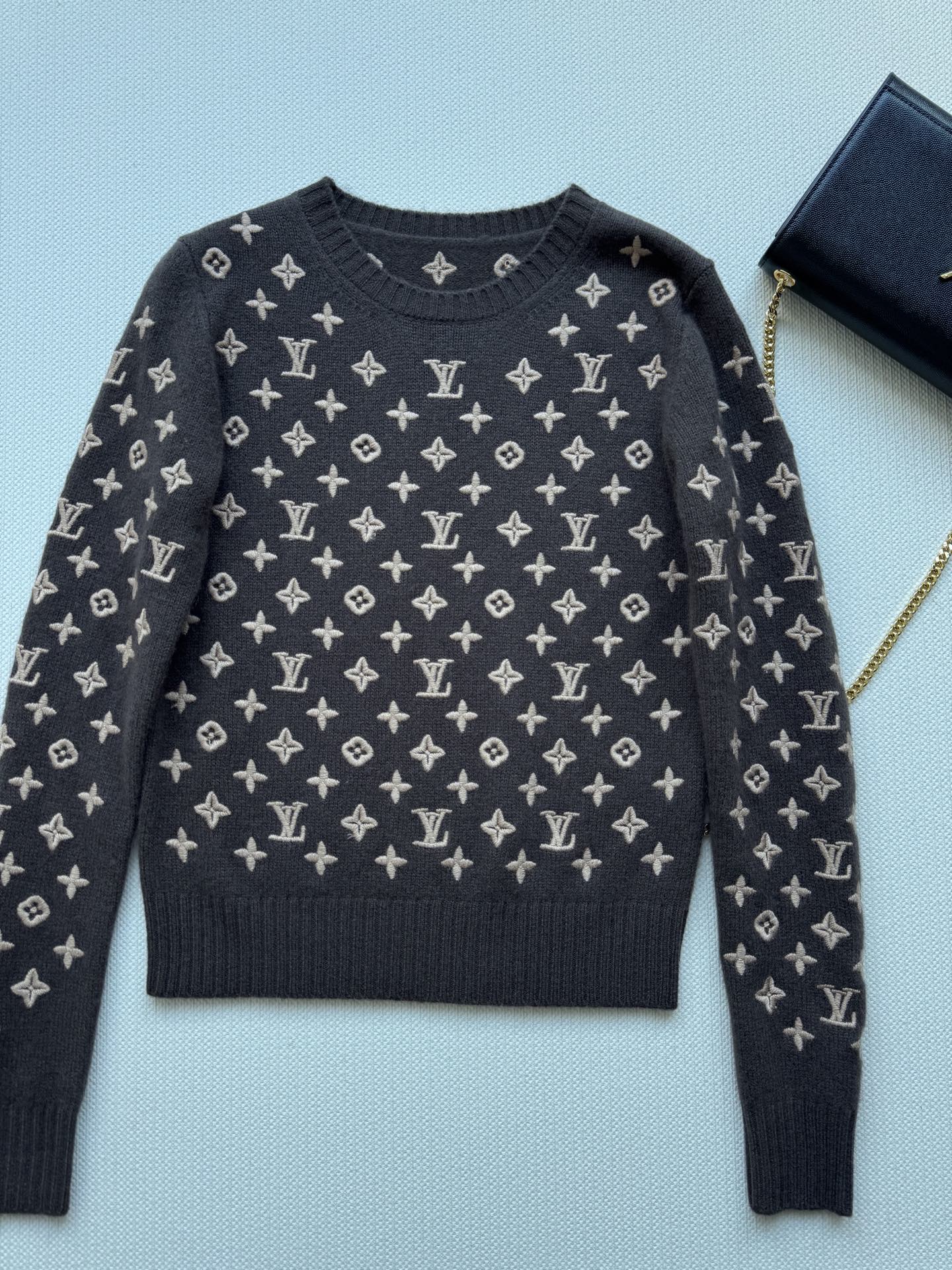 Louis vuitto* 🆕25Fw早秋新款 3D浮雕老花logo刺绣羊绒毛衣 高版出品！定纺重磅山羊
