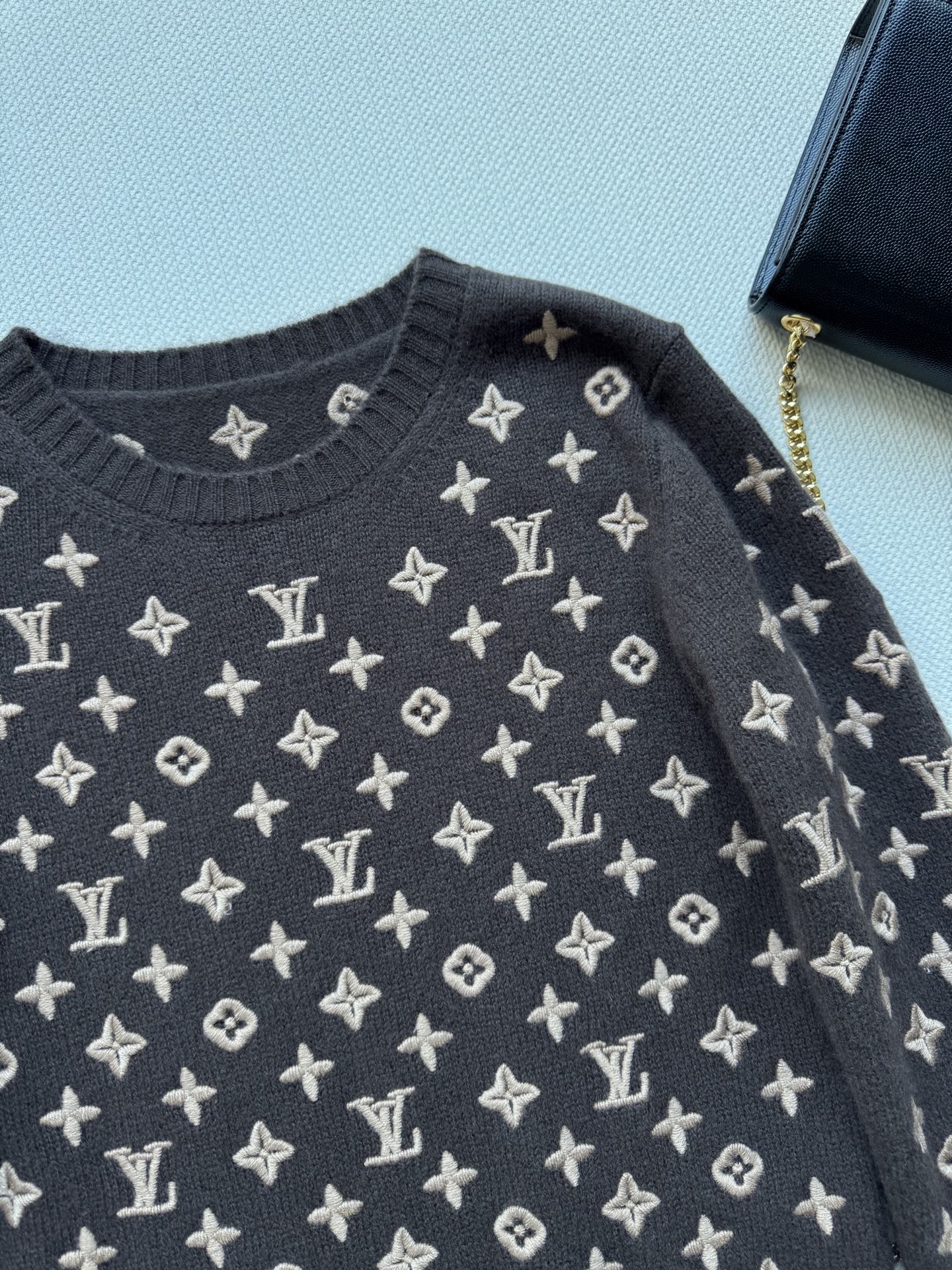 Louis vuitto* 🆕25Fw早秋新款 3D浮雕老花logo刺绣羊绒毛衣 高版出品！定纺重磅山羊