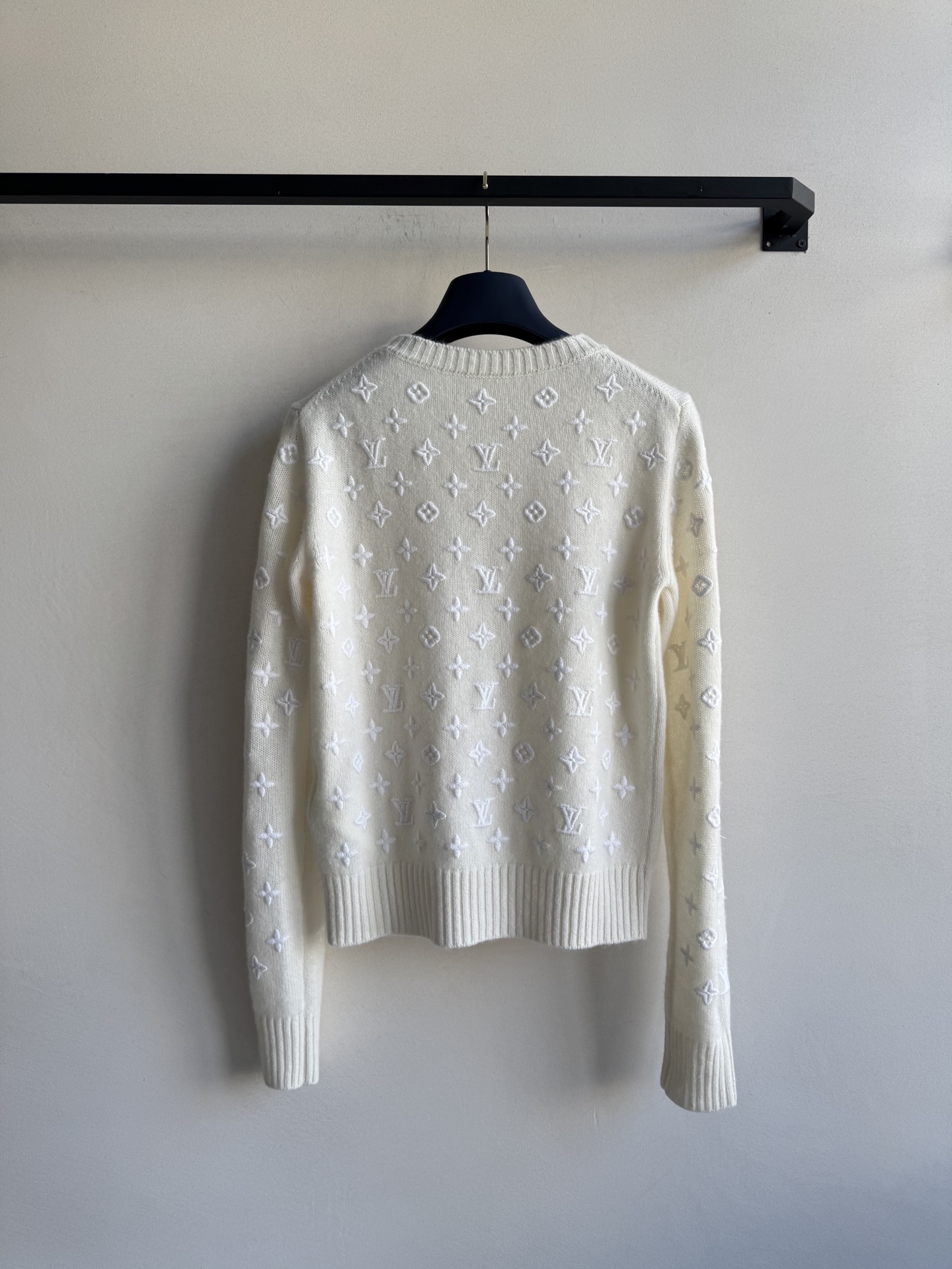 Louis vuitto* 🆕25Fw早秋新款 3D浮雕老花logo刺绣羊绒毛衣 高版出品！定纺重磅山羊