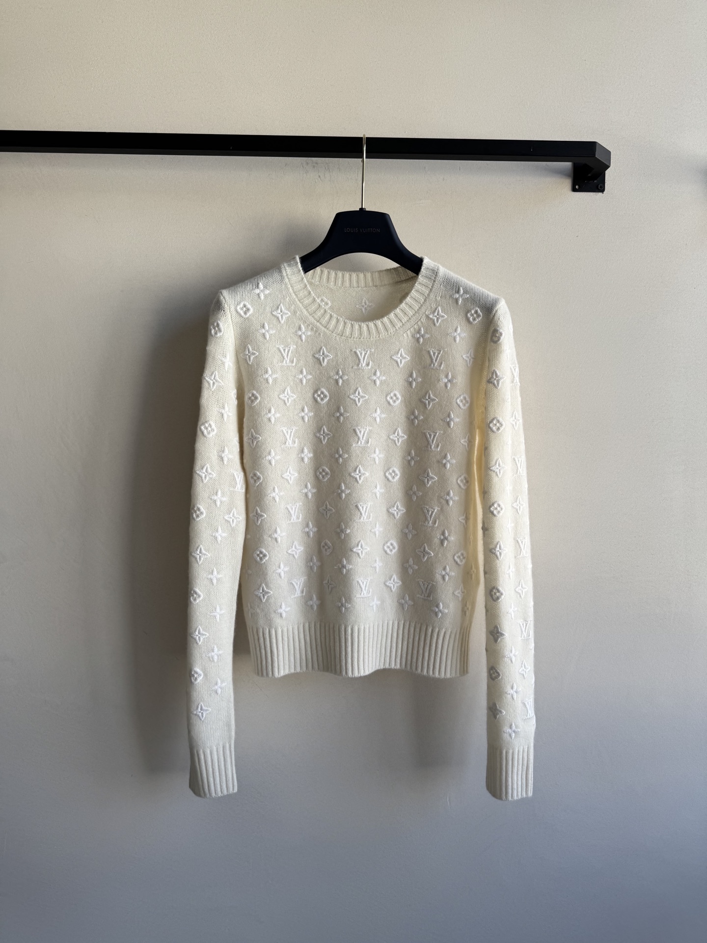 Louis vuitto* 🆕25Fw早秋新款 3D浮雕老花logo刺绣羊绒毛衣 高版出品！定纺重磅山羊