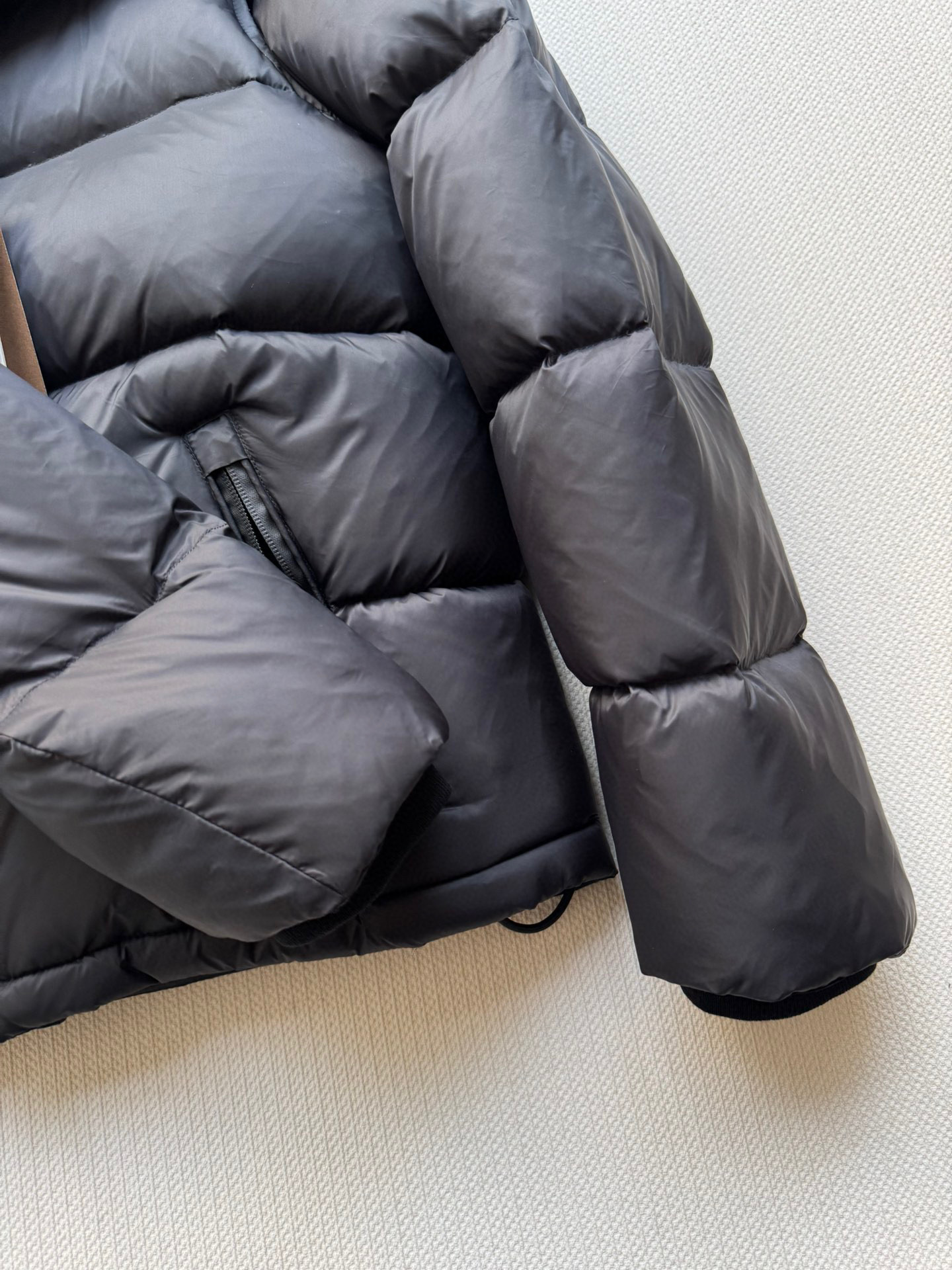 Burberr*🆕25FW新款可拆卸袖格纹连帽羽绒服✨经典重现 格纹元素诉说着英伦优雅，连帽设计增添俏皮