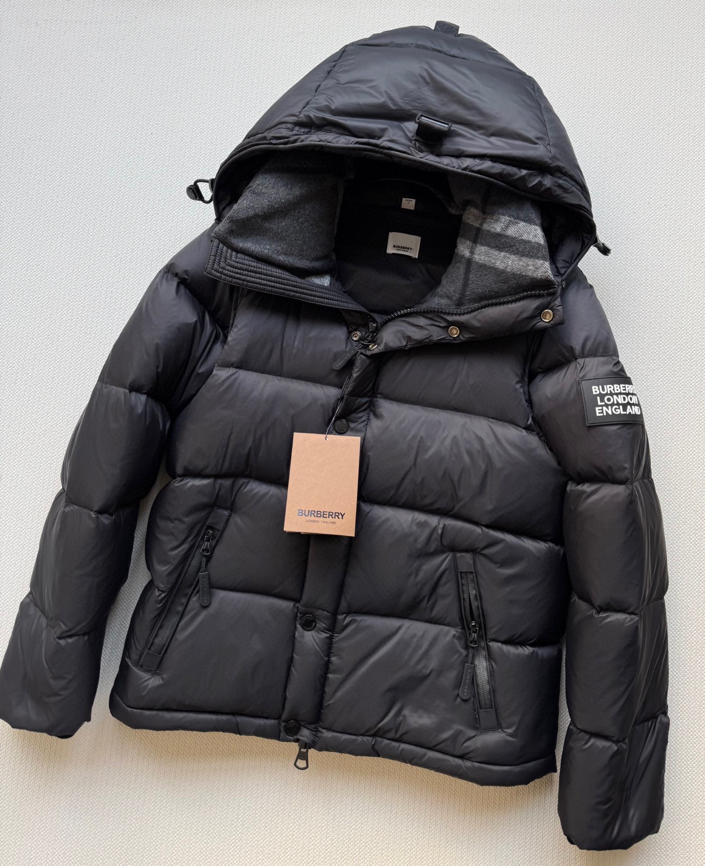 Burberr*🆕25FW新款可拆卸袖格纹连帽羽绒服✨经典重现 格纹元素诉说着英伦优雅，连帽设计增添俏皮