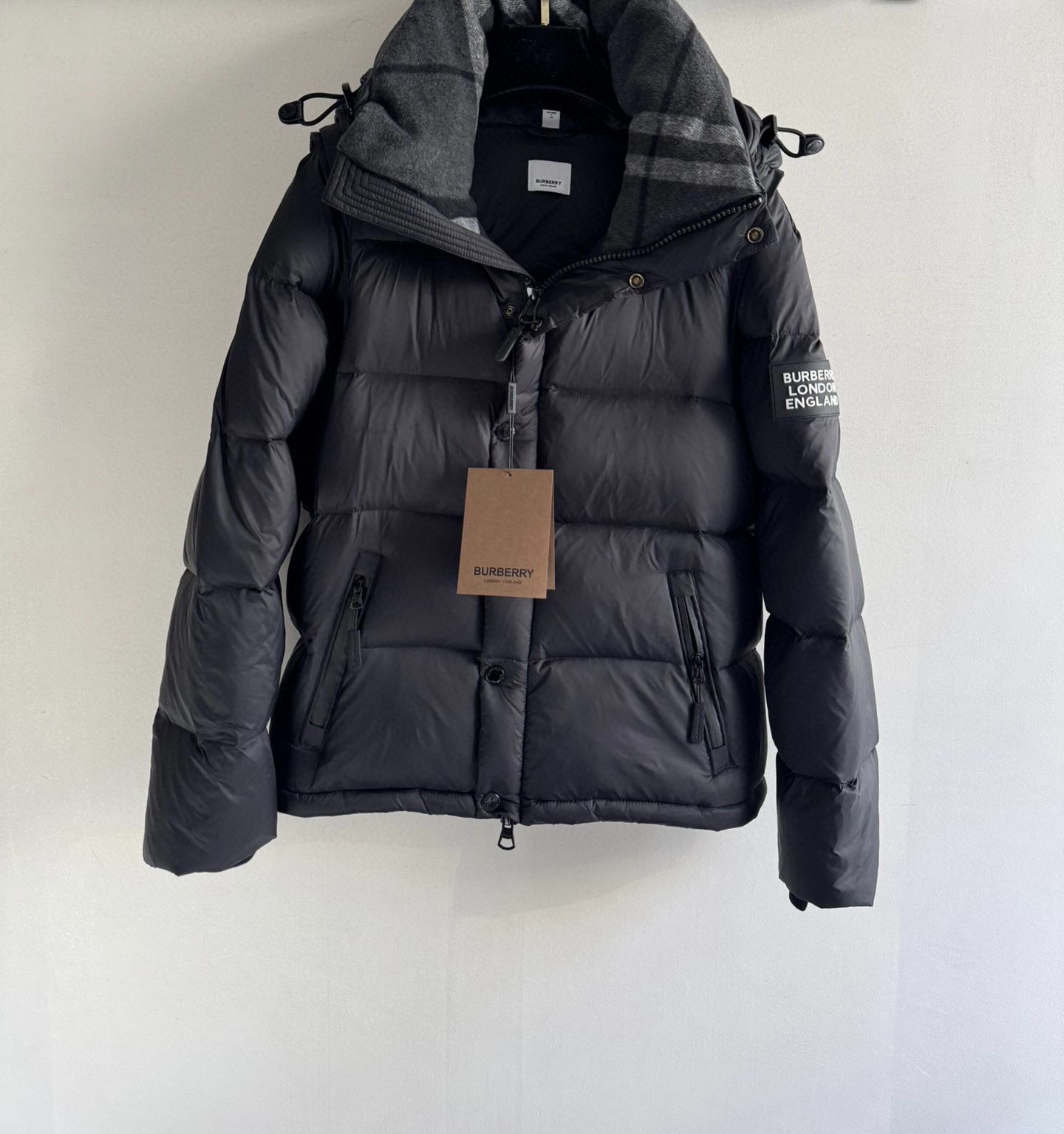 Burberr*🆕25FW新款可拆卸袖格纹连帽羽绒服✨经典重现 格纹元素诉说着英伦优雅，连帽设计增添俏皮
