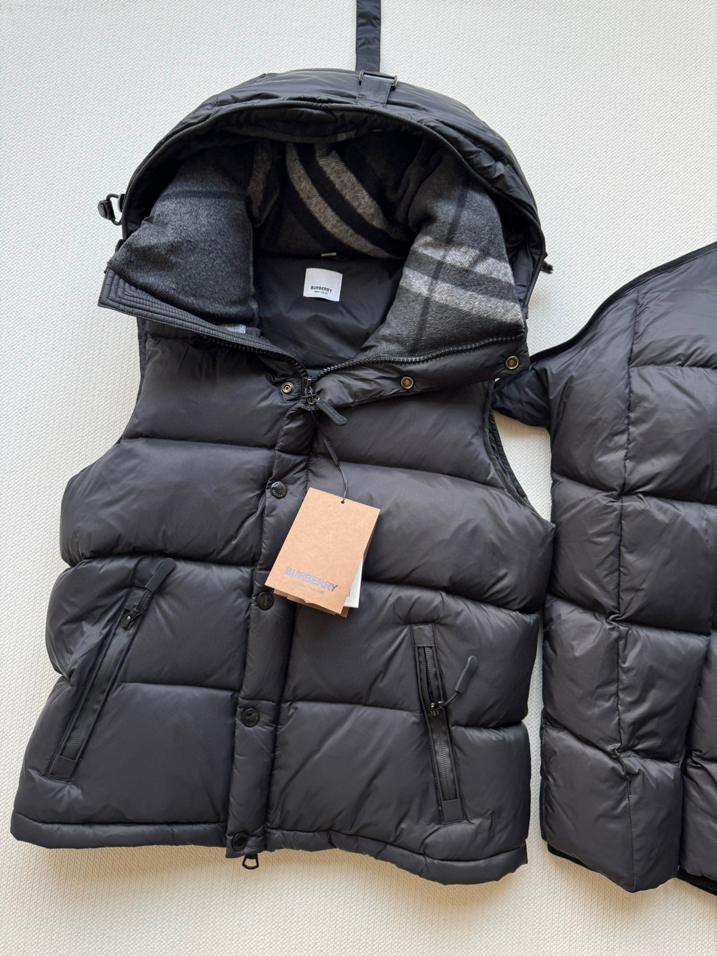 Burberr*🆕25FW新款可拆卸袖格纹连帽羽绒服✨经典重现 格纹元素诉说着英伦优雅，连帽设计增添俏皮