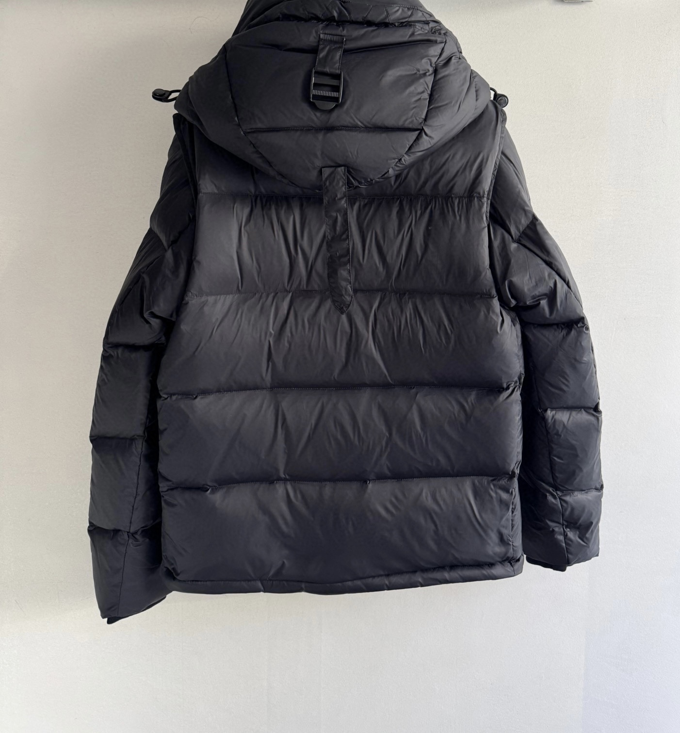 Burberr*🆕25FW新款可拆卸袖格纹连帽羽绒服✨经典重现 格纹元素诉说着英伦优雅，连帽设计增添俏皮