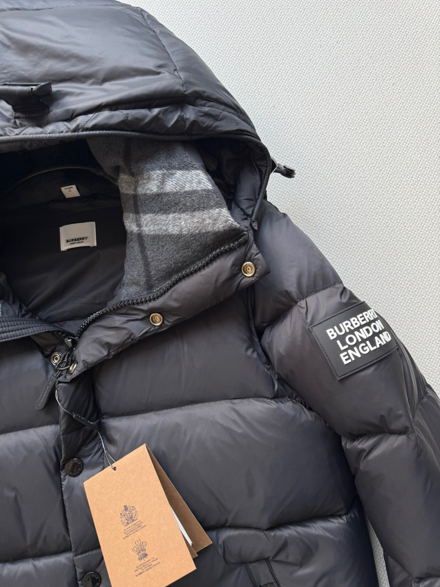 Burberr*🆕25FW新款可拆卸袖格纹连帽羽绒服✨经典重现 格纹元素诉说着英伦优雅，连帽设计增添俏皮