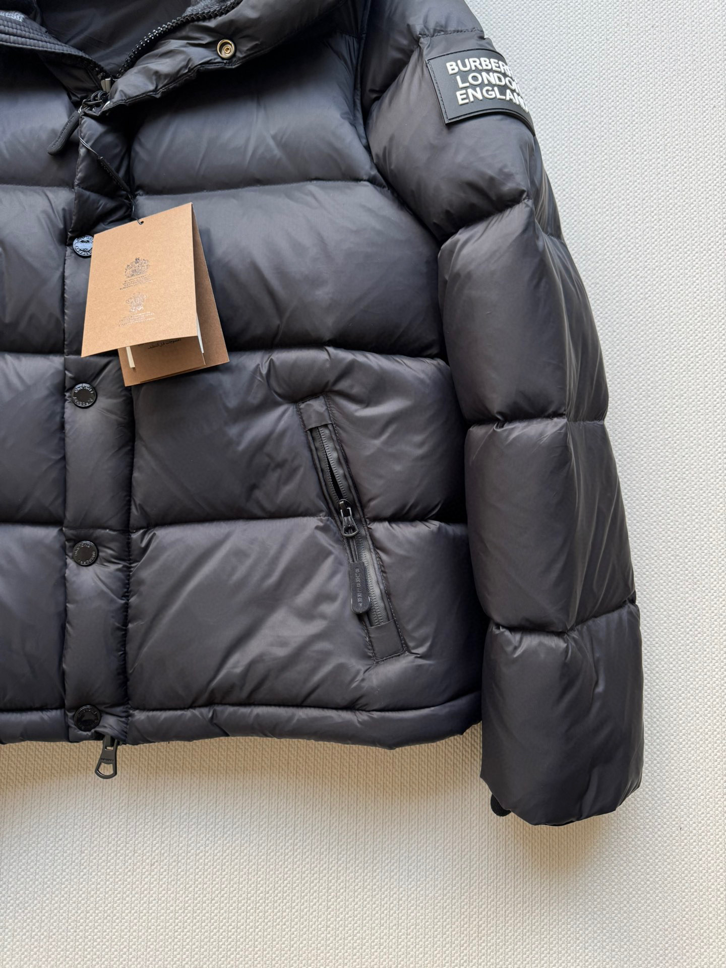 Burberr*🆕25FW新款可拆卸袖格纹连帽羽绒服✨经典重现 格纹元素诉说着英伦优雅，连帽设计增添俏皮